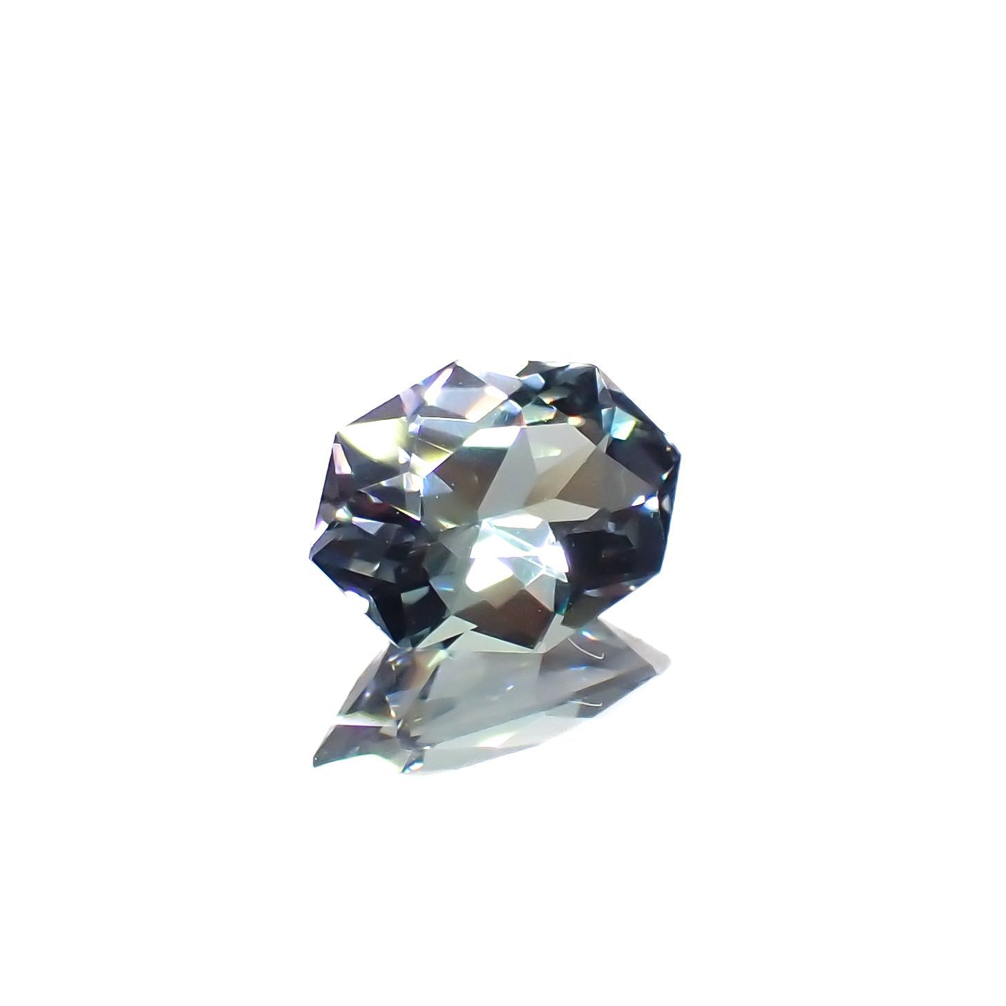◇カスタムカット◇バイカラータンザナイト 非加熱(宝石名ゾイサイト)タンザニア産 0.74ct 識別済[221118967]7.3x5.4mm前後