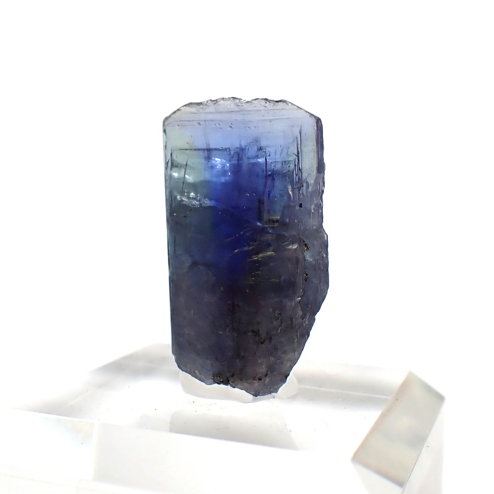 バイカラータンザナイト原石 タンザニア産 アクリル台座付き 50.31ct(10.06g) / 10.5x16.7x30.1mm前後 [260632369]