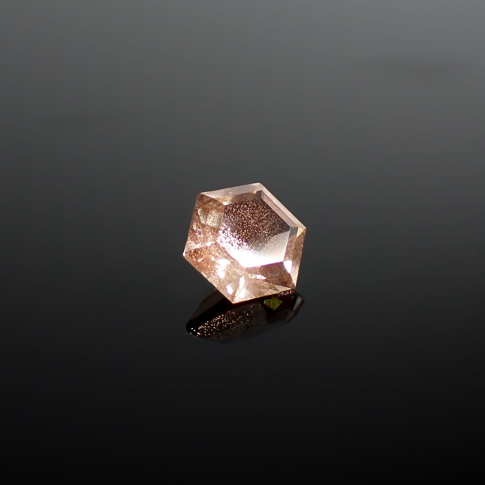 ◇ヘキサゴンカット◇オレゴンサンストーン アメリカ・オレゴン州産 0.44ct / 4.9x4.9mm前後 [260732646]