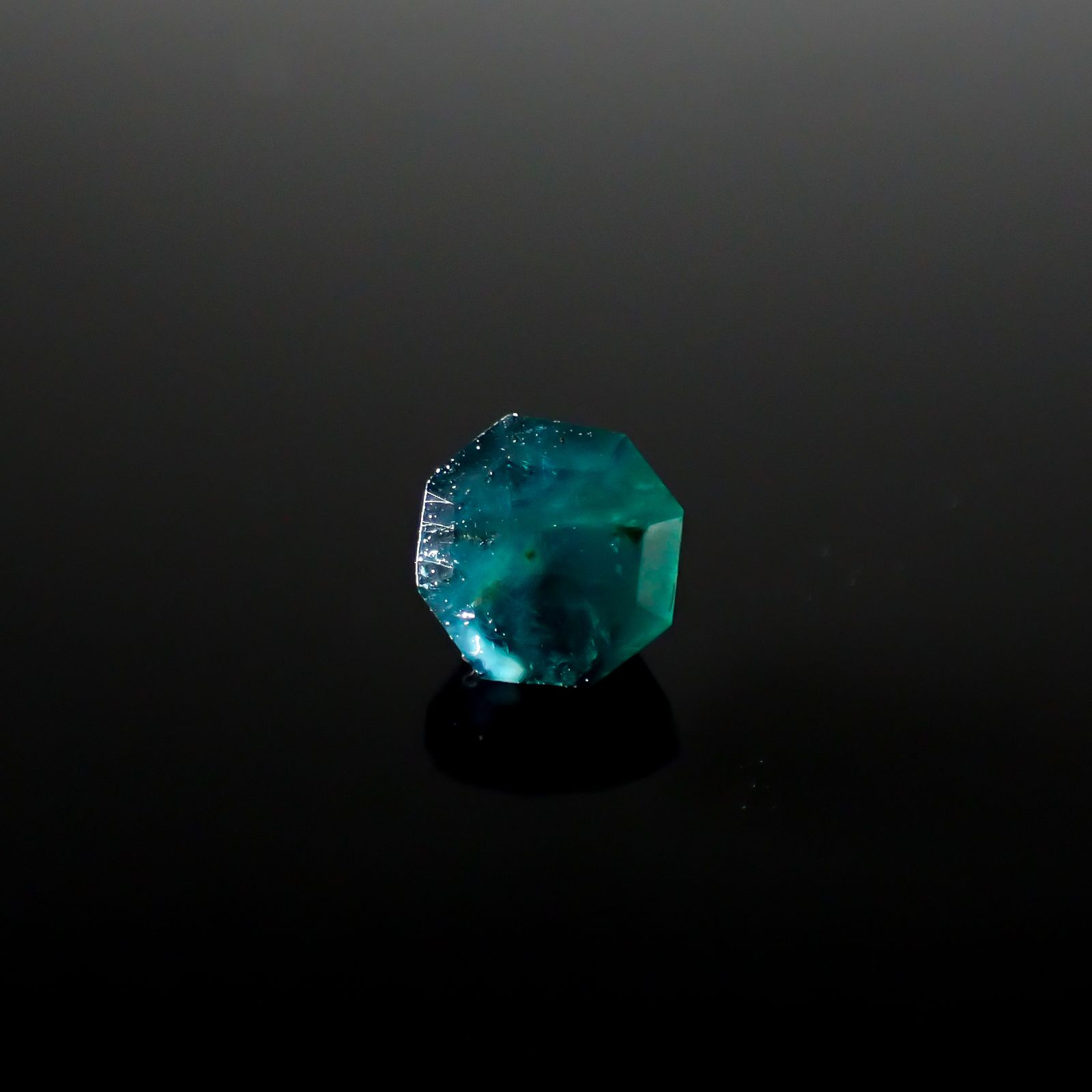 ◇オクタゴンカット◇グランディディエライト(宝石名グランディディエライト)マダガスカル産 0.39ct 識別済[240628318]4.2x4.1mm前後