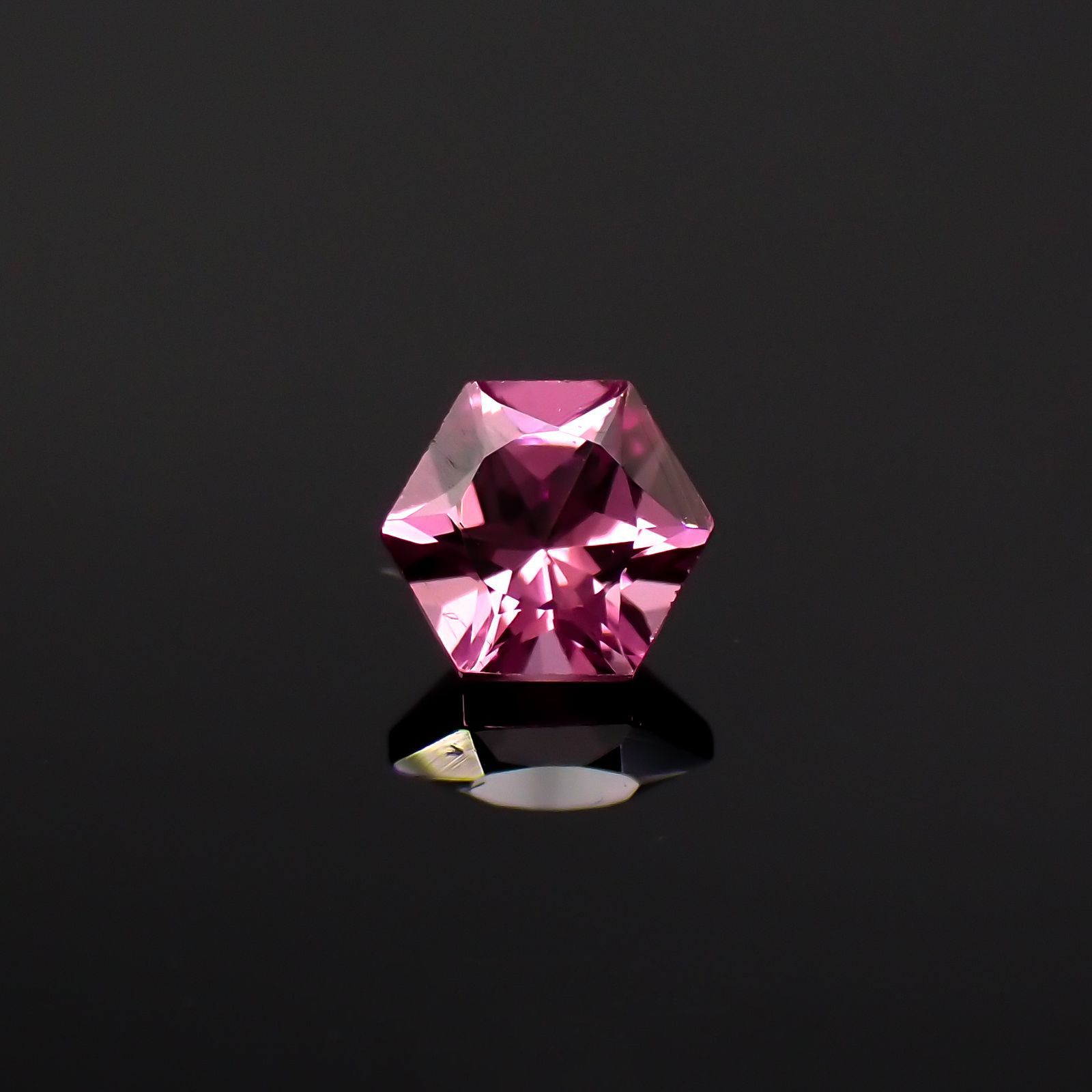 ◇ヘキサゴンカット◇カラーシフトマラヤガーネットSA(宝石名ガーネット)タンザニア産 0.41ct 識別済[221018205]4.1x4mm前後