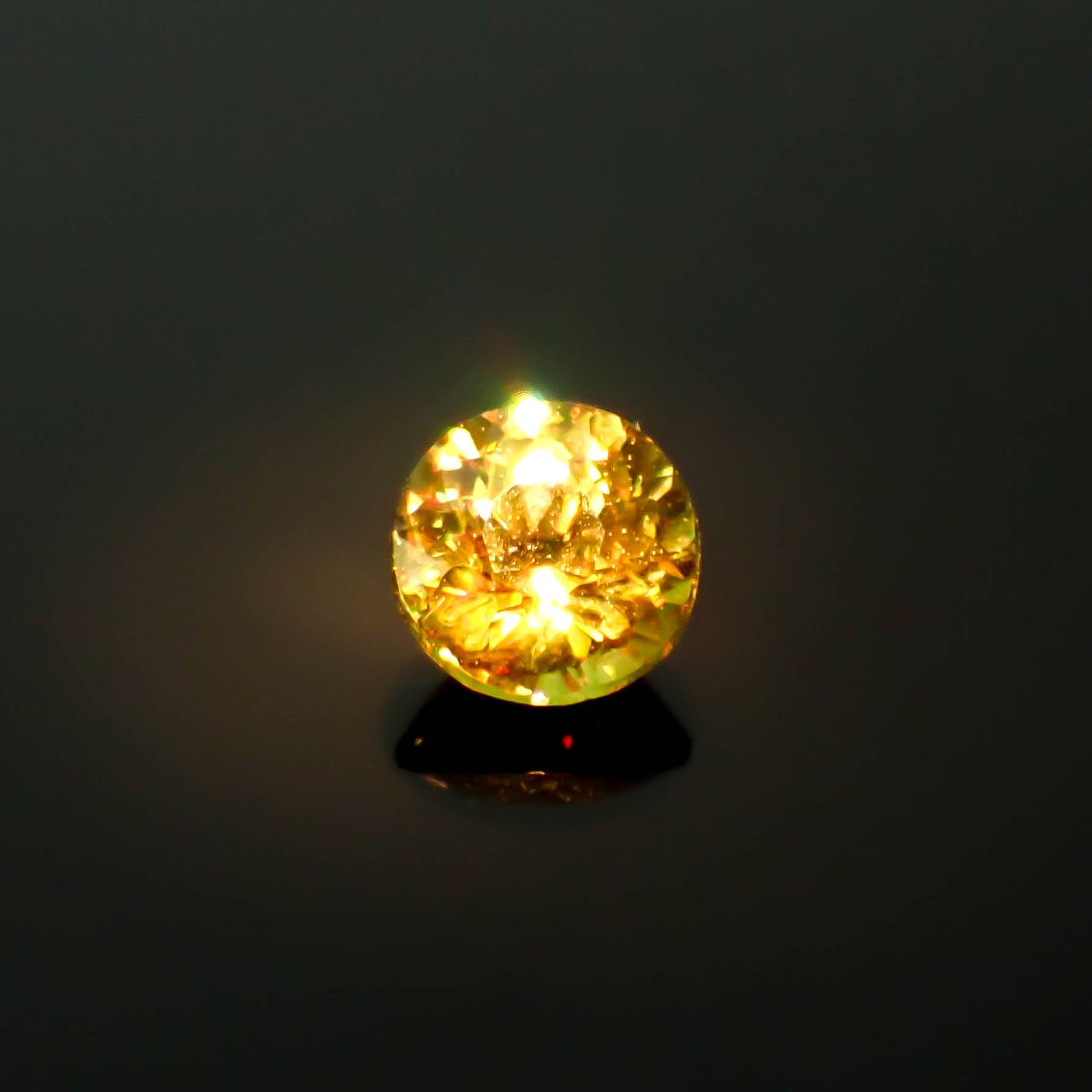 カラーチェンジスフェーン パキスタン産 0.19ct / 3.5x3.5mm前後 [250931063]