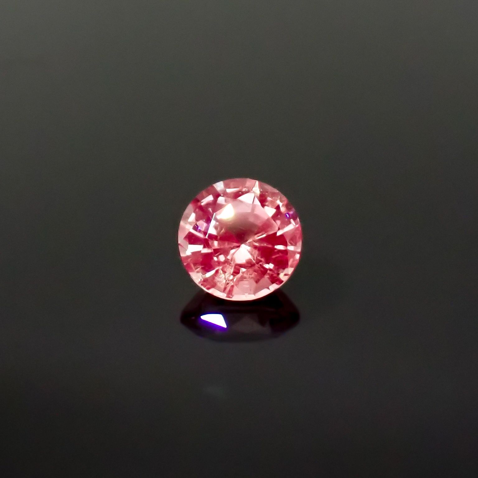 ドラゴンガーネット タンザニア産 0.61ct / 5x5mm前後 [260532241]