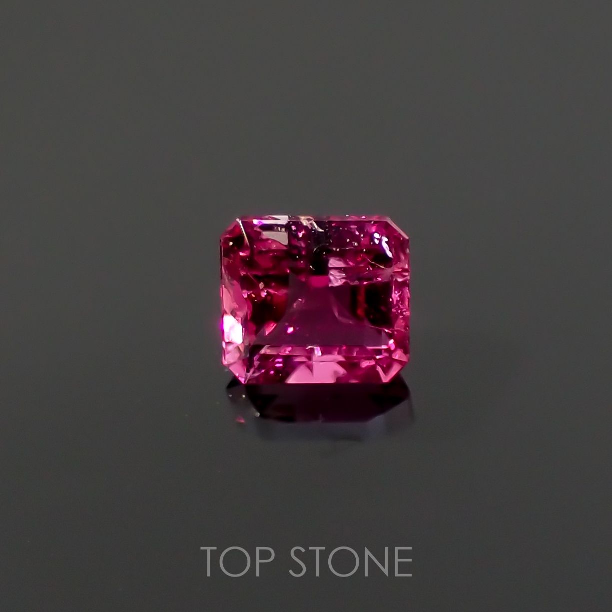 レッドベリル アメリカ・ユタ州産 ルース 0.147ct[210712048]3.2×2.9mm前後