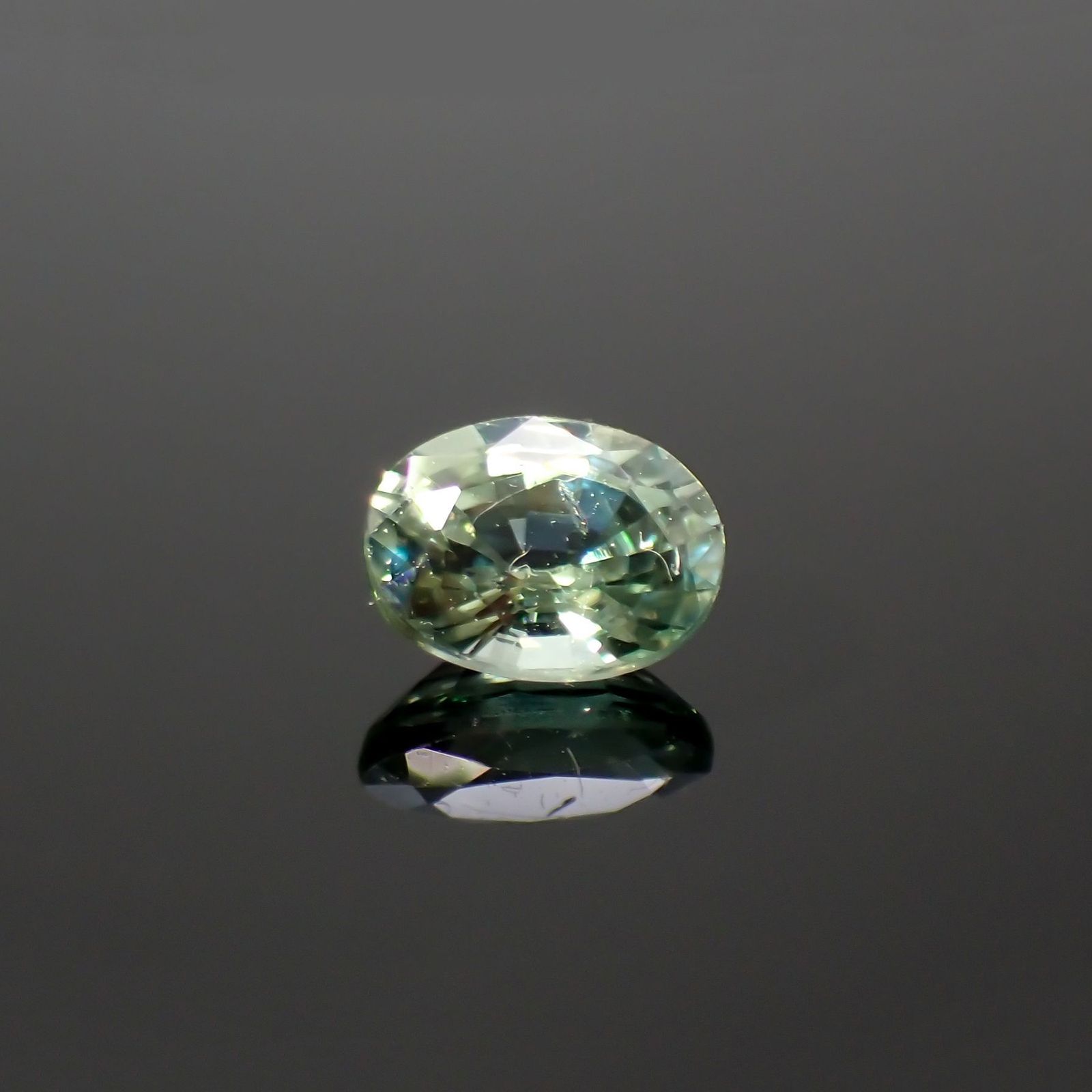 グリーンクリソベリル(宝石名クリソベリル)スリランカ/マダガスカル産 識別済 0.29ct / 4.3x3.4mm前後 [220114472]