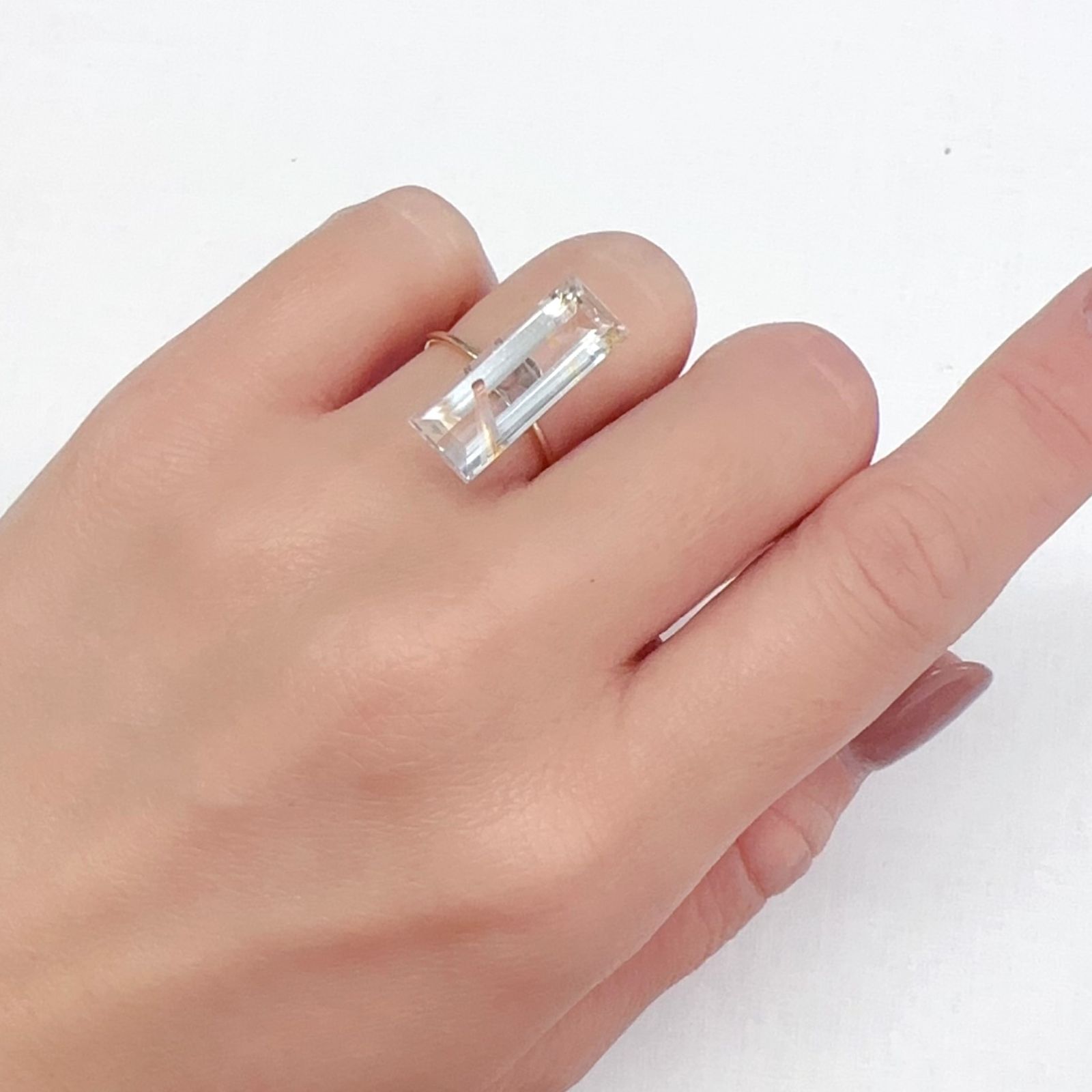 ニードルイントパーズ(チューブイントパーズ) ブラジル・ミナスジェライス州産 9.86ct[240225882]20x7.4mm前後