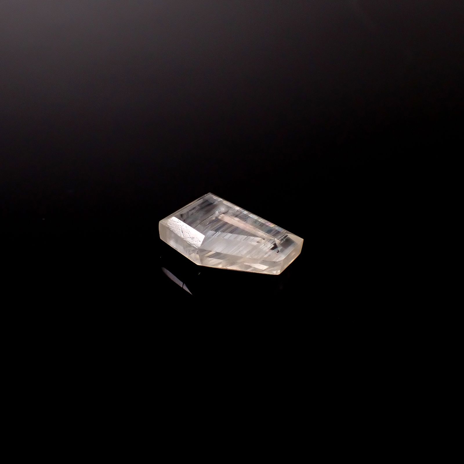 ◇リバーシブル◇マラウイムーンストーン マラウイ共和国産 4.20ct / 12.5x8mm前後 [260331811]