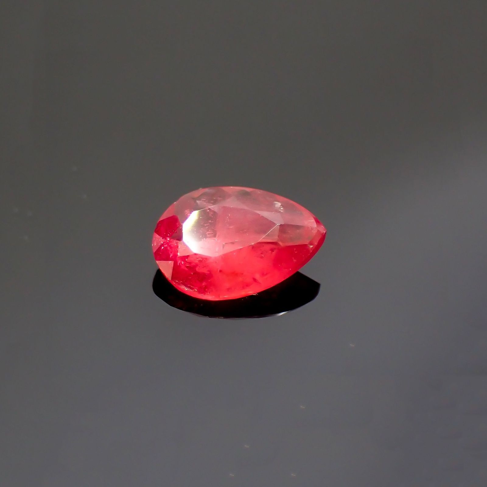 ロードナイト(宝石名ロードナイト)ブラジル産 識別済 1.25ct / 6.3x8.7mm前後 [220114020]