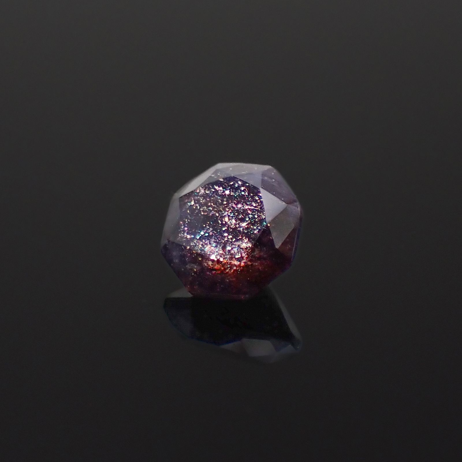 ◇オクタゴンカット◇ブラッドショットアイオライト インド産 0.49ct[230320946]5x5mm前後