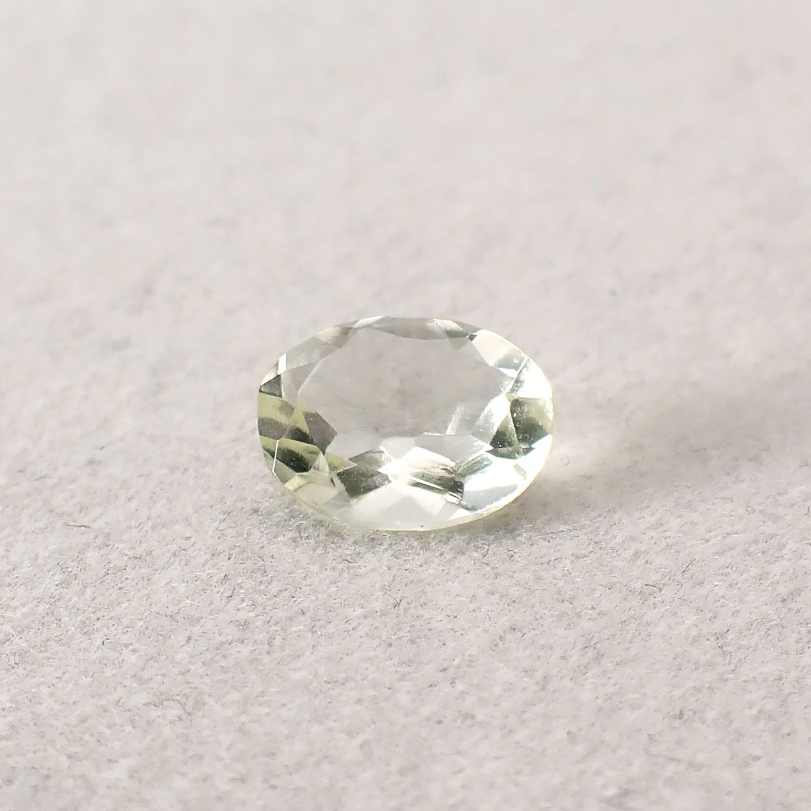 リビアングラス 発見地：エジプト・リビア砂漠 2.58ct / 11.5x8.8mm前後 [251131304]