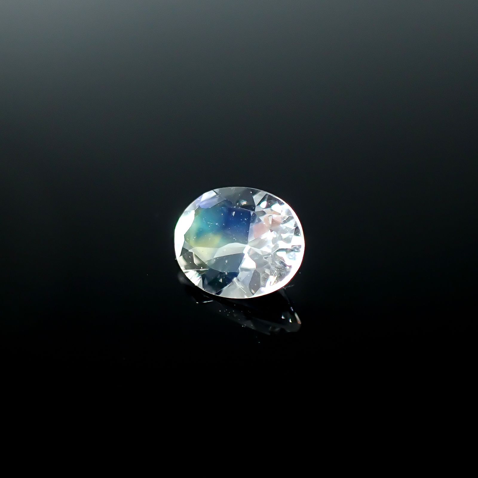 レインボームーンストーン(宝石名ラブラドライト)タンザニア産 0.67ct 識別済[250730916]6.8x5.5mm前後