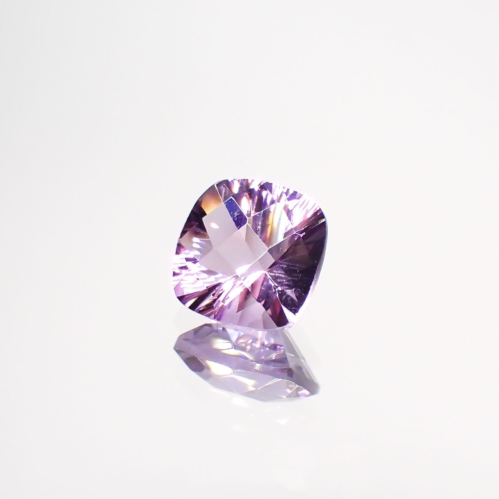 ◇チェッカーコンケーブカット◇アメジスト(宝石名アメシスト) ブラジル産 1.31ct 識別済[210913034]7.1×7.1mm前後