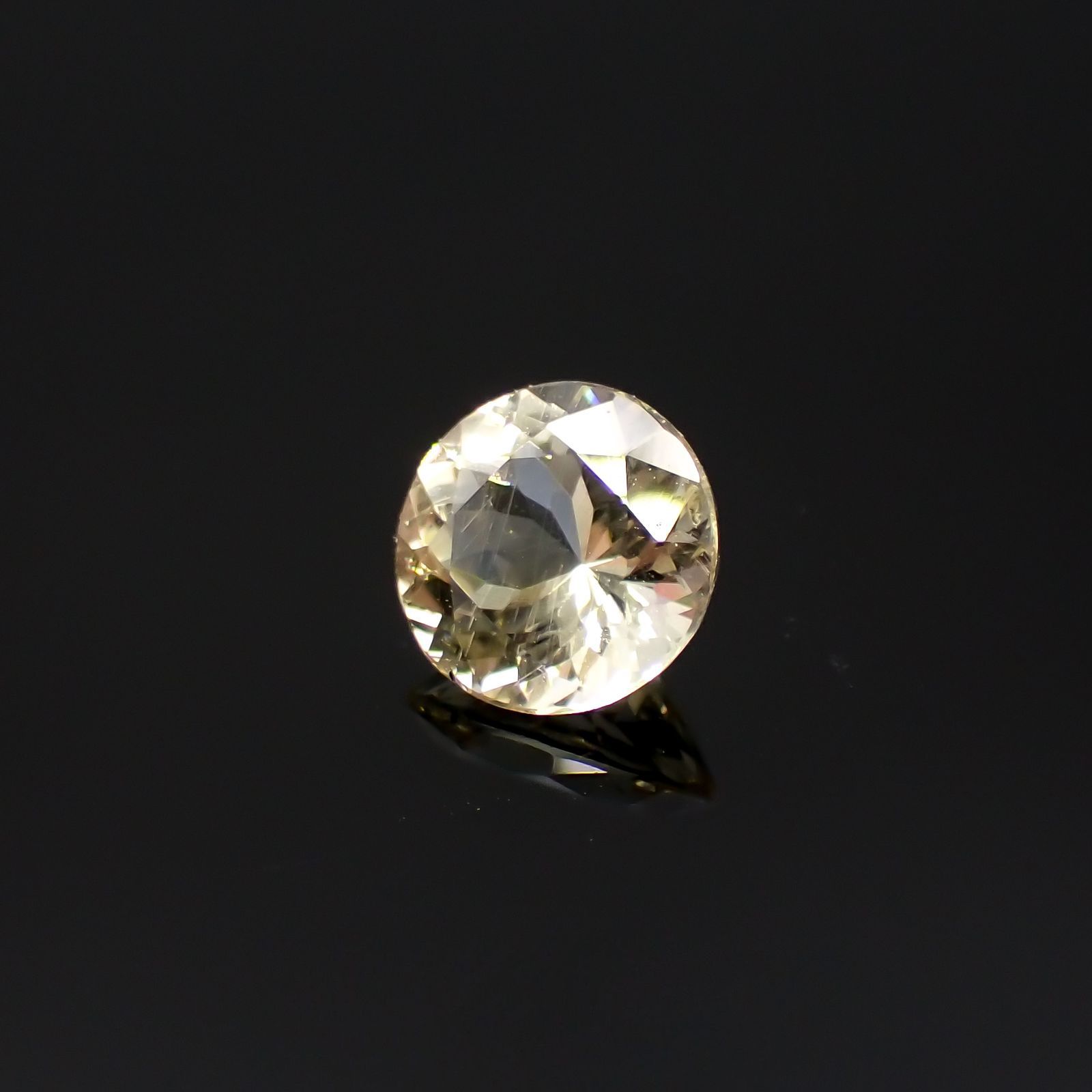 イエローダンビュライト(宝石名イエロー・ダンブライト)タンザニア産 0.94ct 識別済[220918011]6.4x6.4mm前後