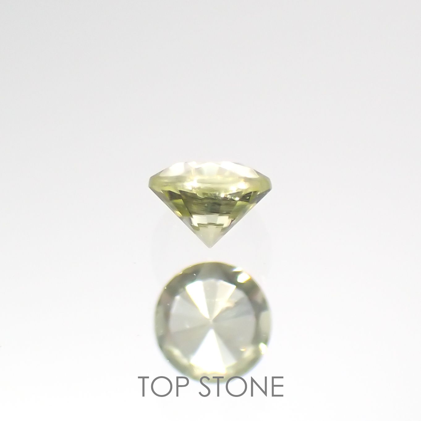 パラサイティックペリドット(宝石名ペリドット) 採取地：ロシア 0.045ct 識別済[210812868]2×2mm前後