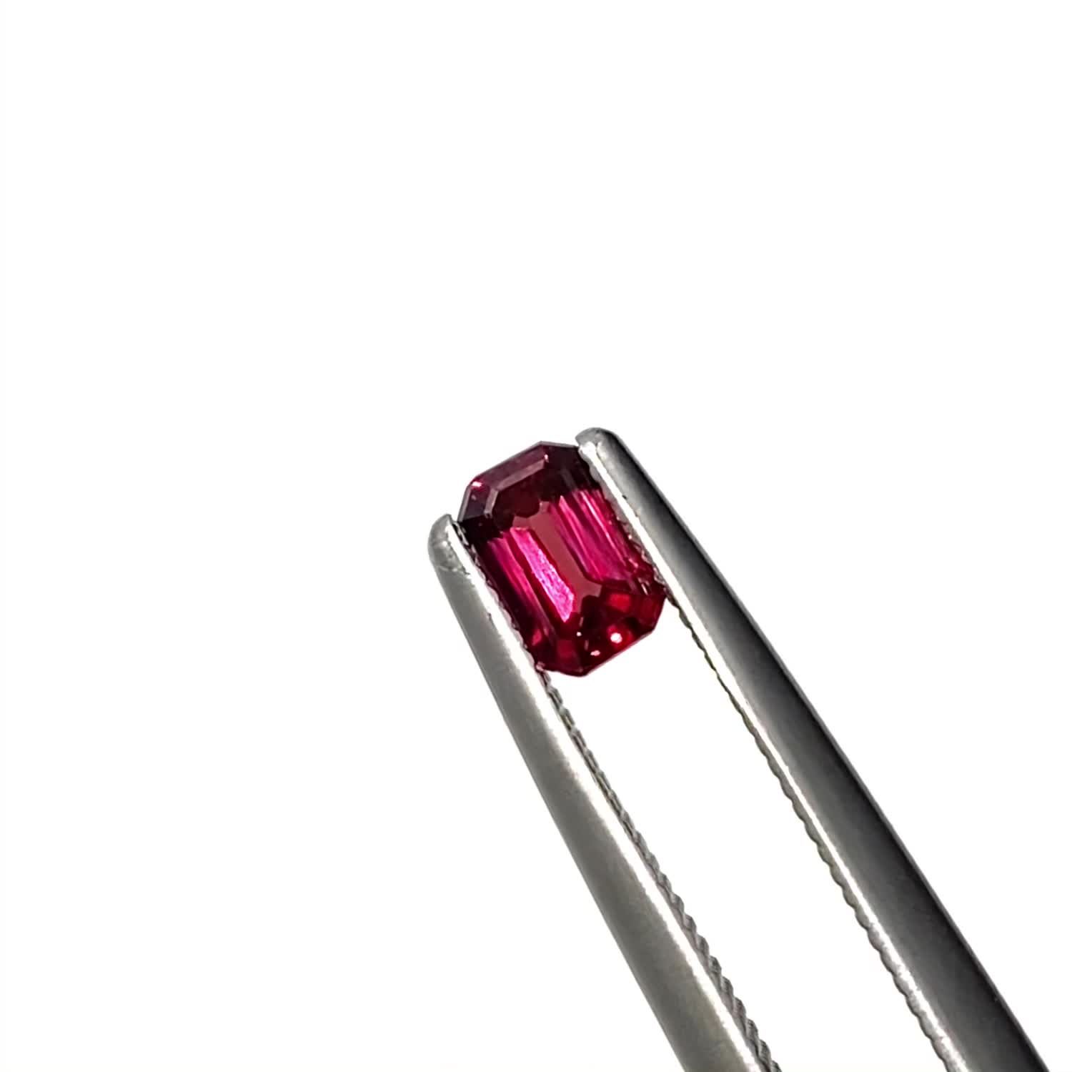 ルビー(宝石名ルビー)タンザニア産 識別済 0.42ct / 4.6x2.9mm前後