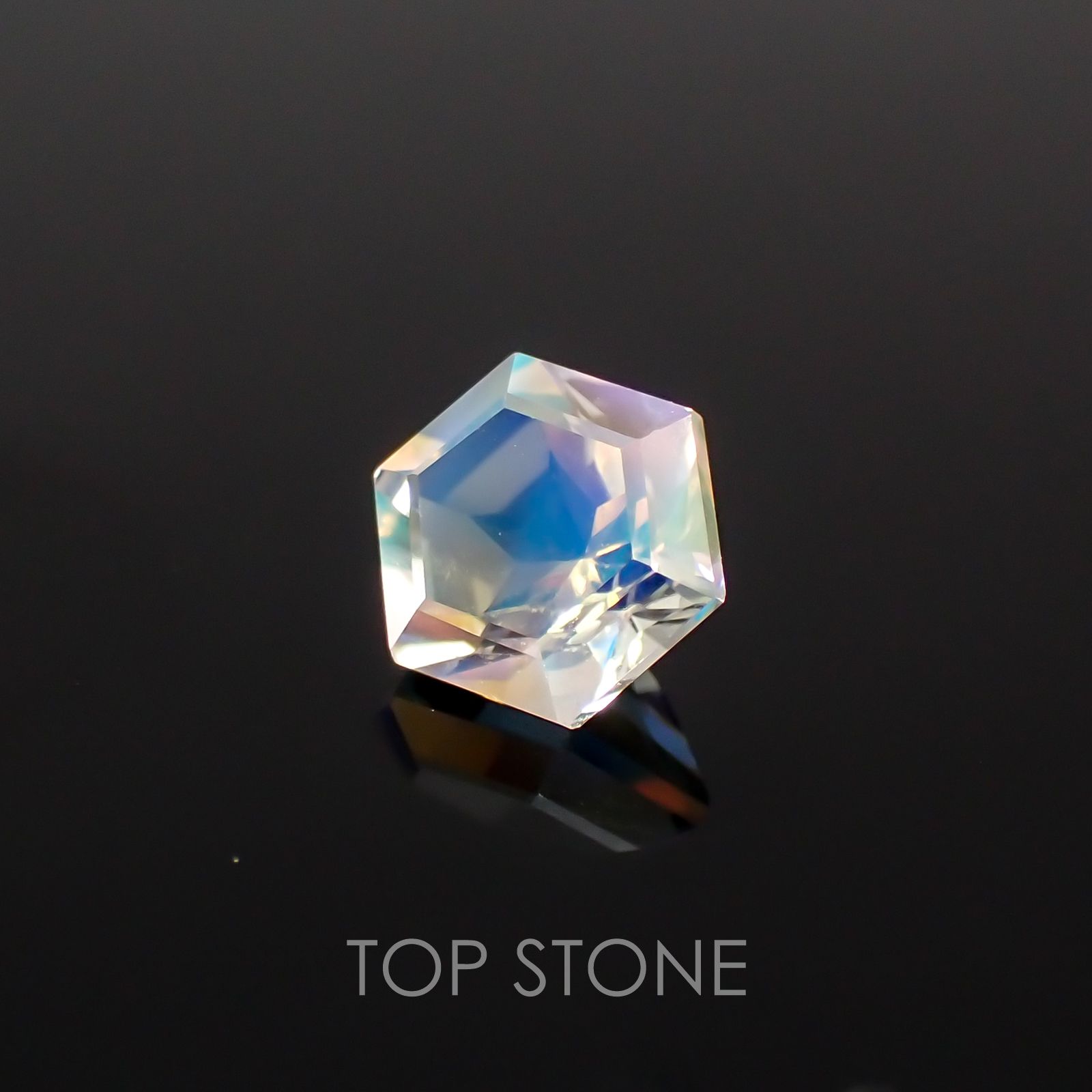 ◇ヘキサゴンカット◇レインボームーンストーン(アンデシンラブラドライト) SA マダガスカル産 ルース 0.56ct[21059775]5.1×5mm前後