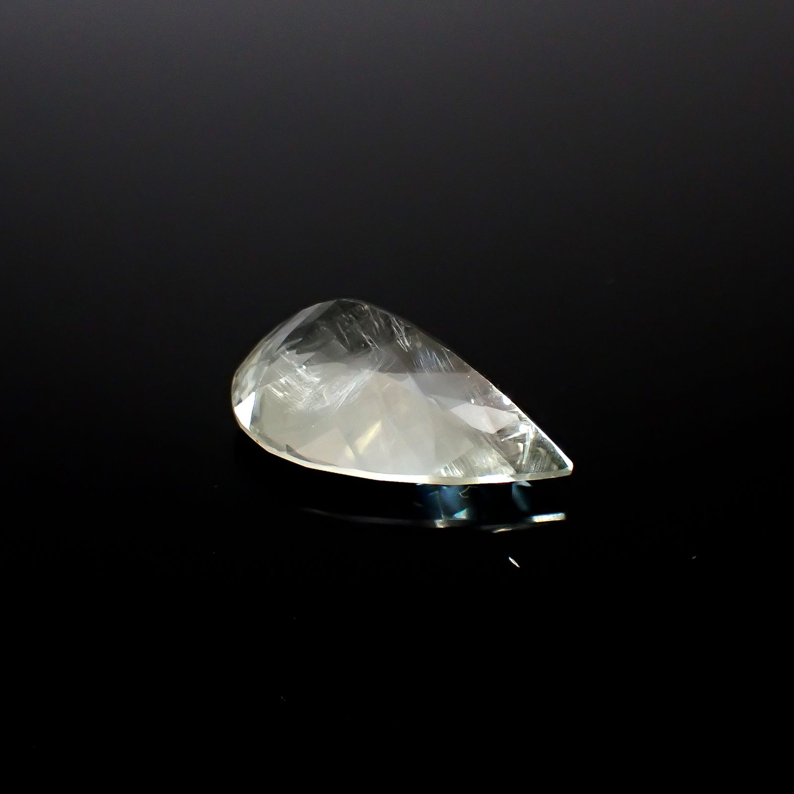 バイカラーニードルイントパーズ(チューブイントパーズ) ブラジル産 51.13ct[240928697]31.4x19.9mm前後