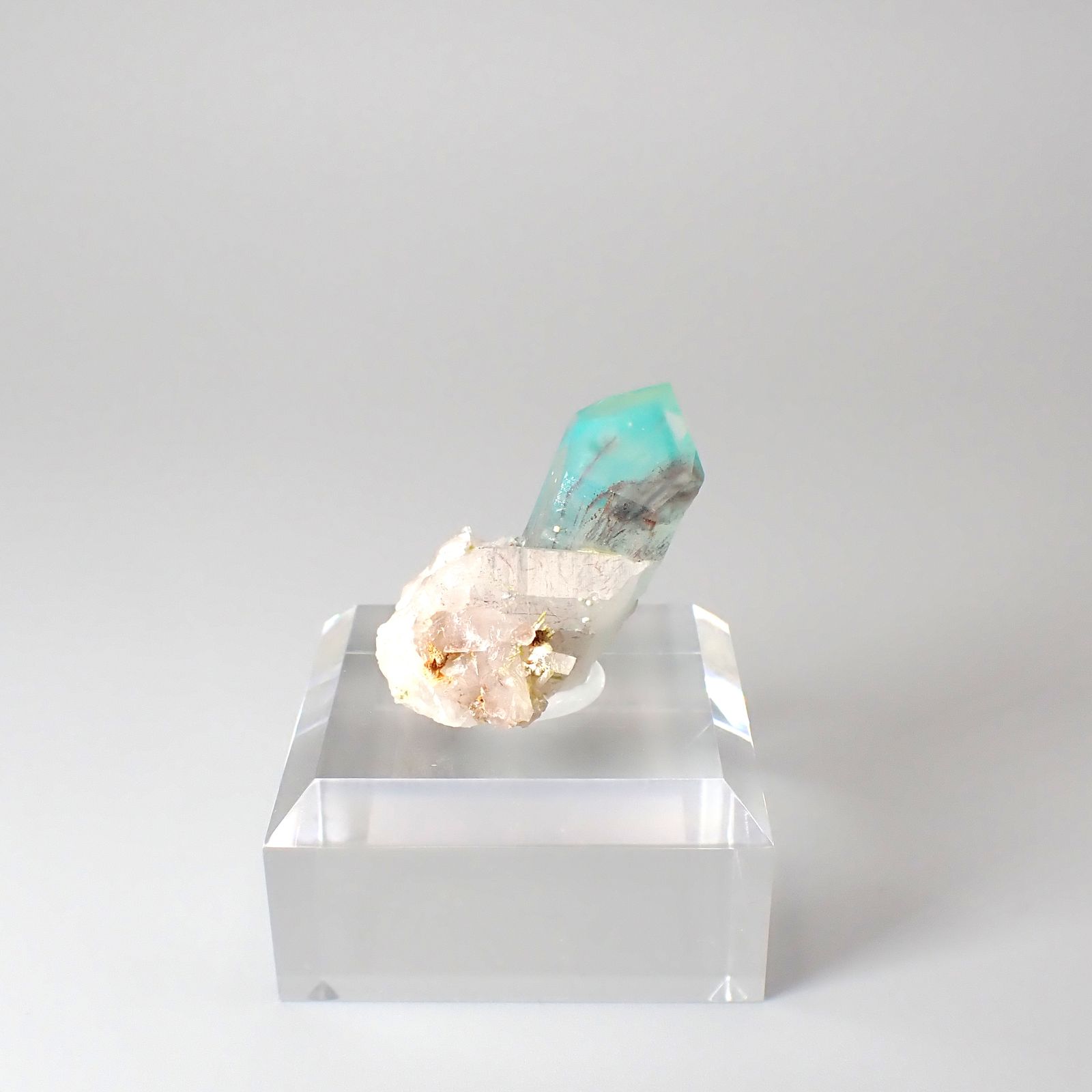 アホイトインクォーツ原石 南アフリカ・メッシーナ鉱山産 アクリル台座付き 55.16ct(11.03g) / 28.3x26.4x28.1mm前後 [260532290]