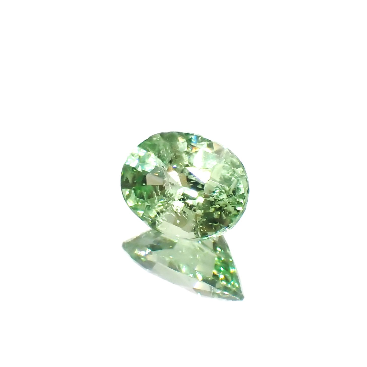 ミントガーネット(宝石名ガーネット)タンザニア産 0.74ct 識別済[230823063]6.5x4.8mm前後