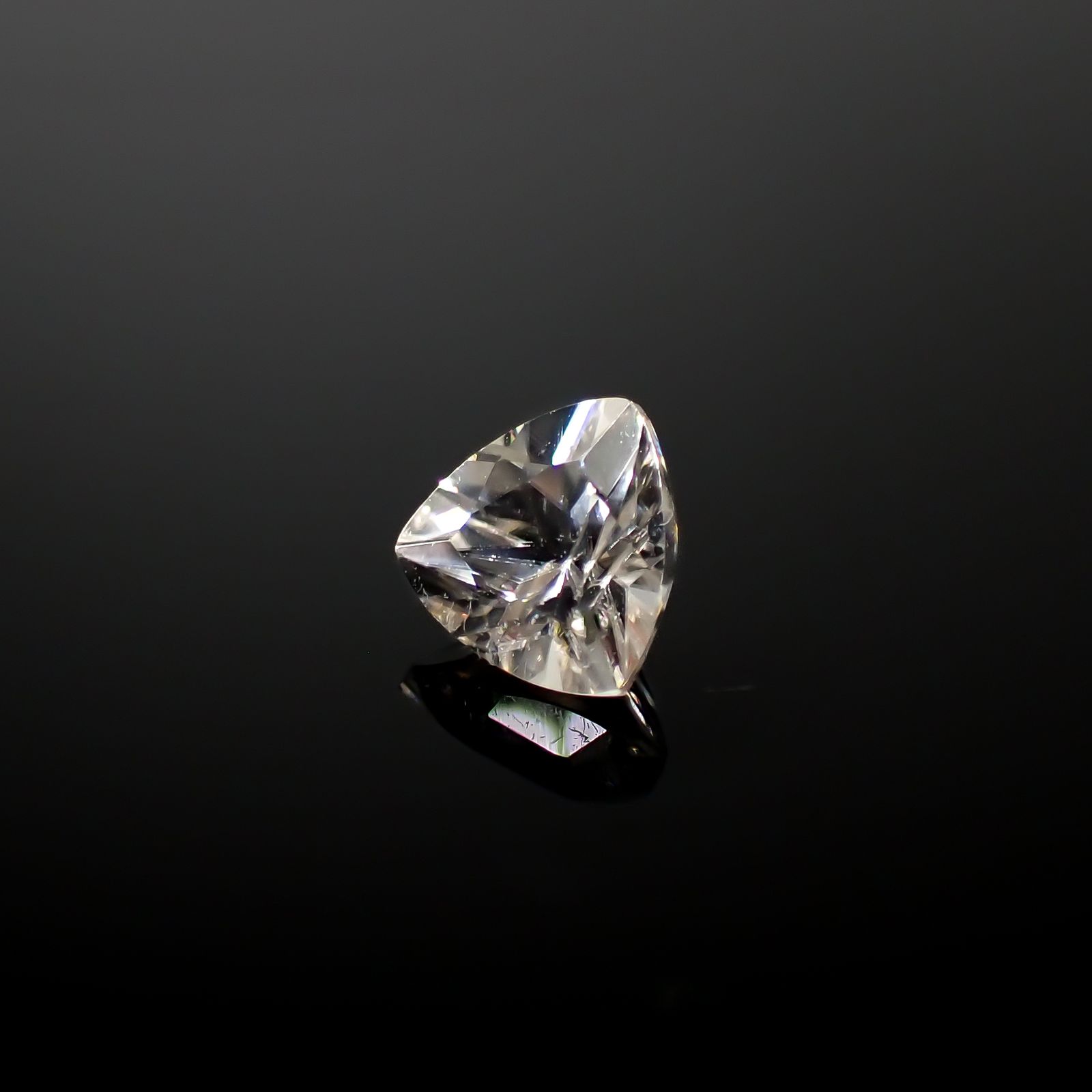 カラーレスジルコン(宝石名ジルコン)スリランカ/カンボジア産 0.92ct 識別済[240928898]5.4x5.6mm前後