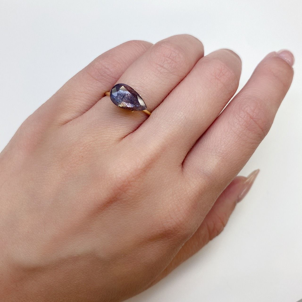 ブラッドショットアイオライト インド産 ルース 1.73ct[210611109]12.2×7.1mm前後