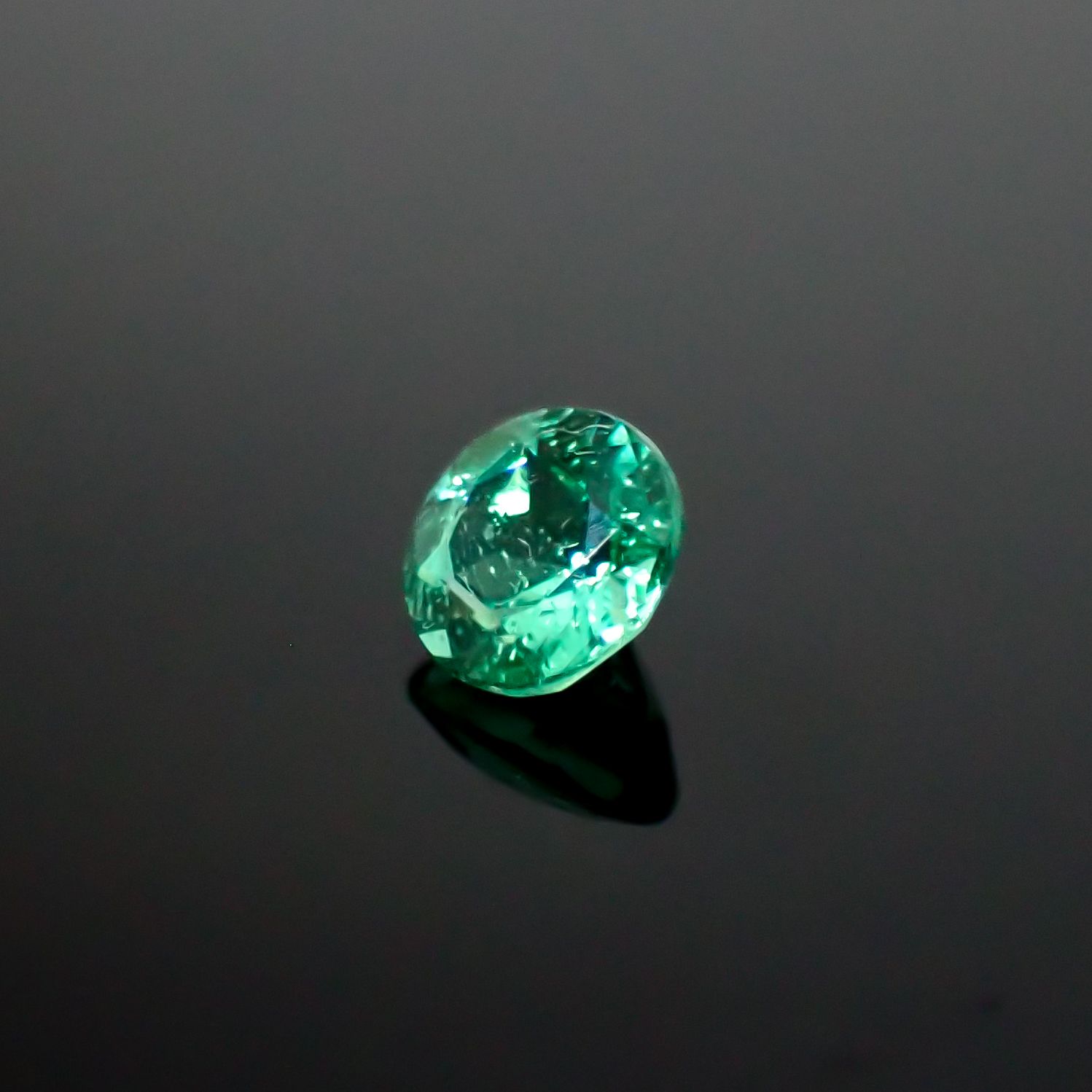 パライバトルマリン ブラジル・キントス鉱山産 0.18ct [241229542]3.5x3.5mm前後
