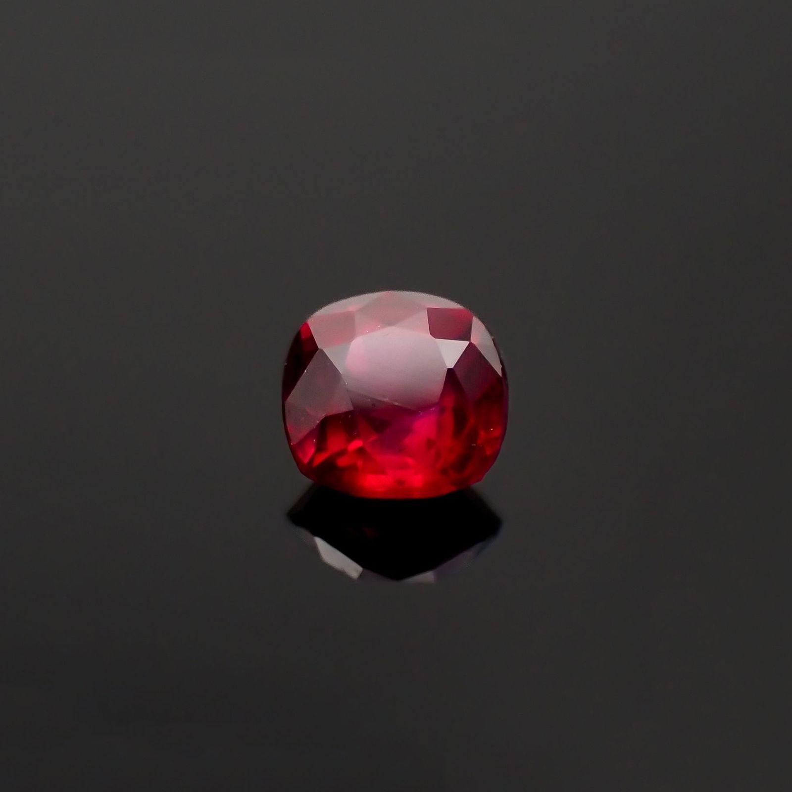 ルビー 非加熱 マダガスカル産 0.26ct / 3.5x3.4mm前後 [230622339]