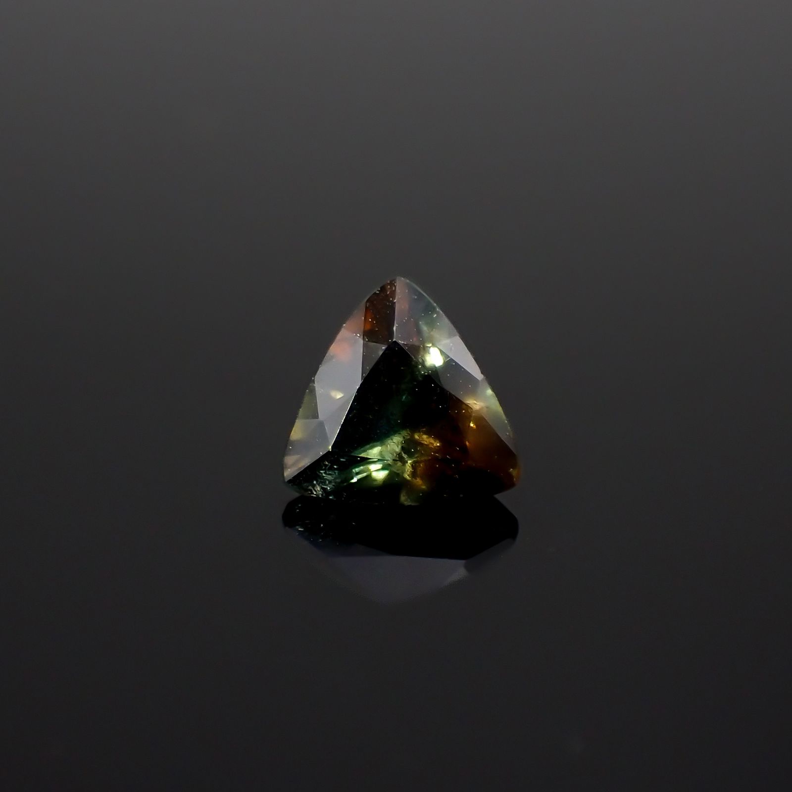 ゴールドシーンサファイア 非加熱(宝石名シーン・サファイア)ケニア産 0.739ct ソ付(彩珠)[231023912]5.6x5.6mm前後