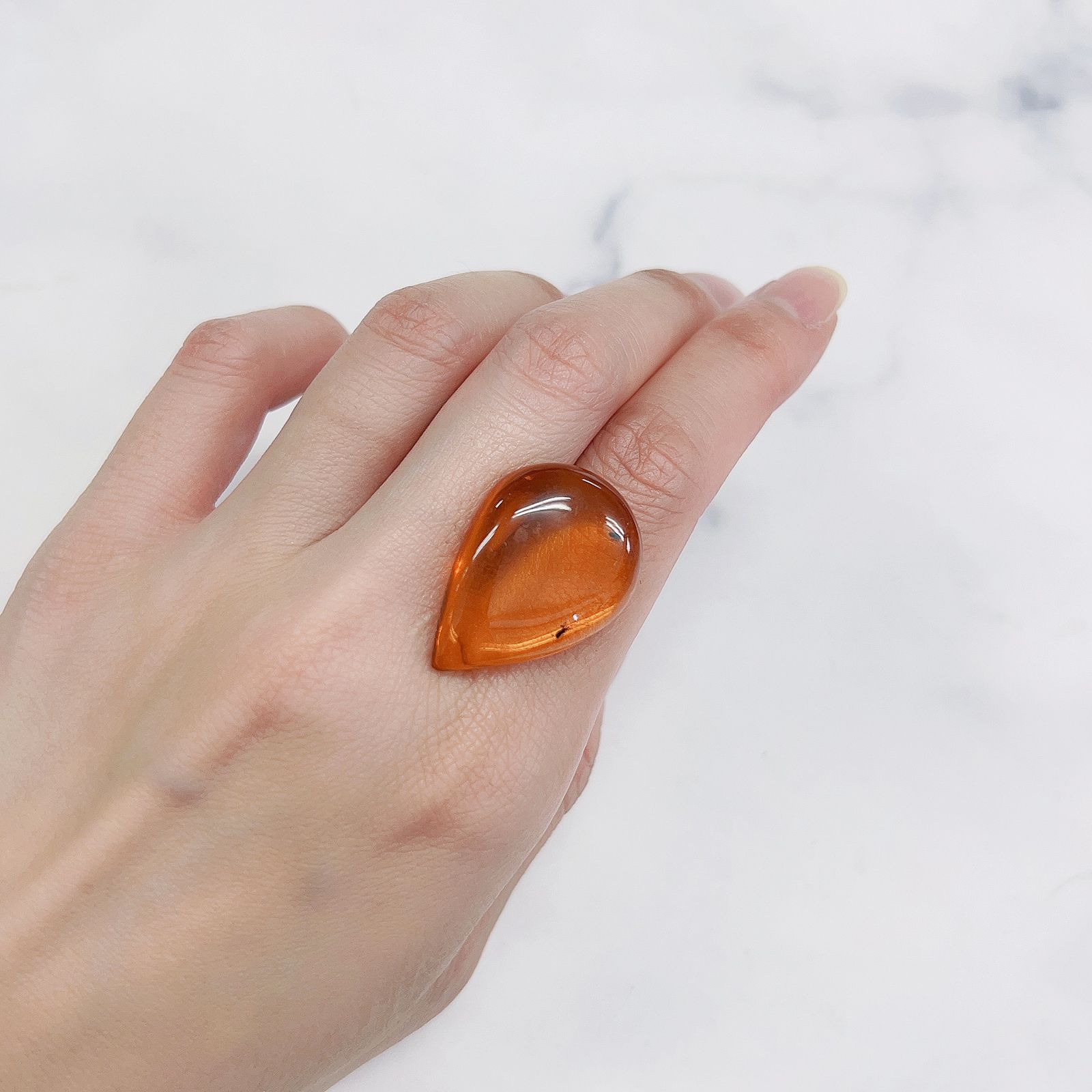 虫入り琥珀 コロンビア産 12.31ct [221018548]29.3x20.5mm前後