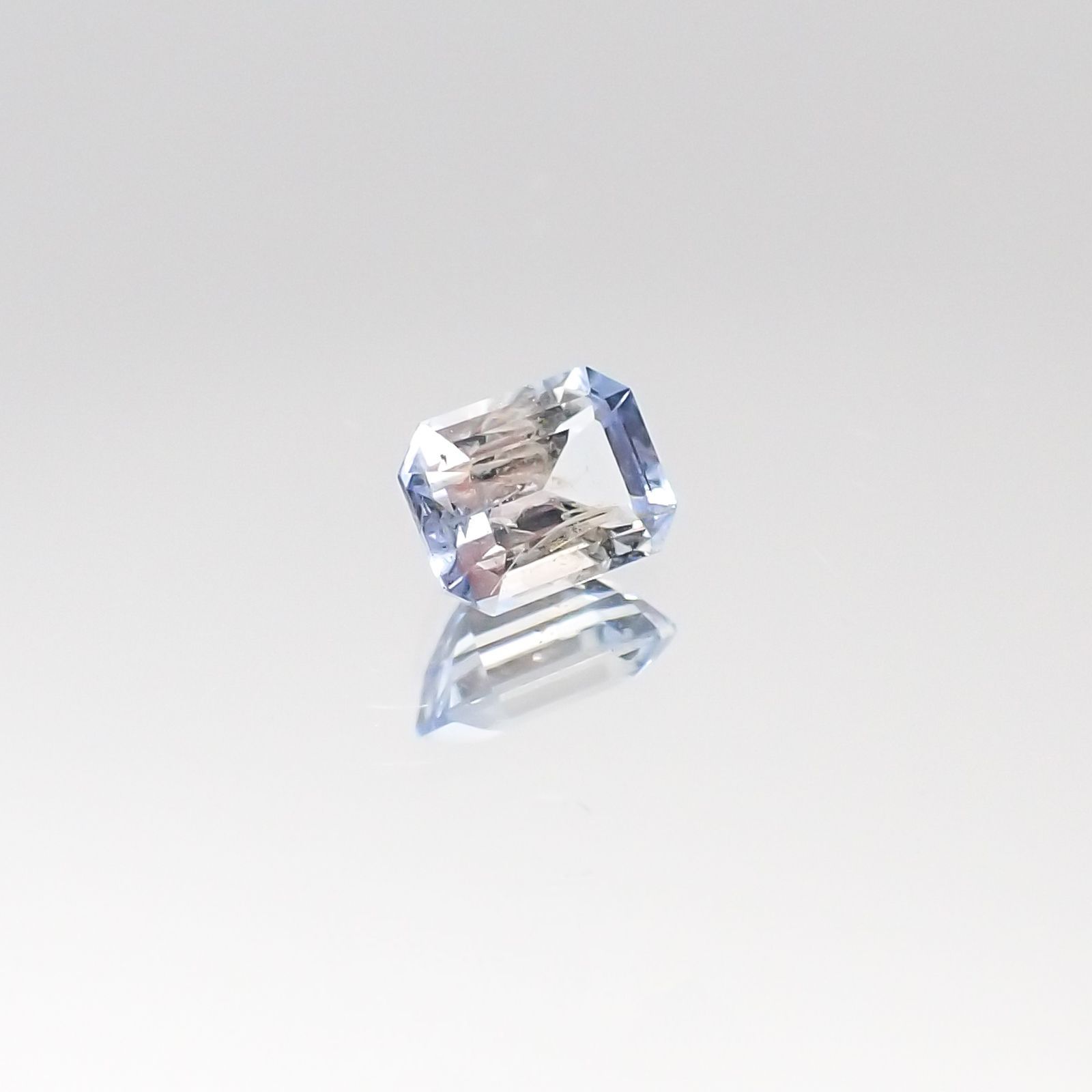 ジェレメジェバイト(宝石名エレメジェバイト)ナミビア産 0.250ct ソ付(彩珠)[220817283]4x3.1mm前後