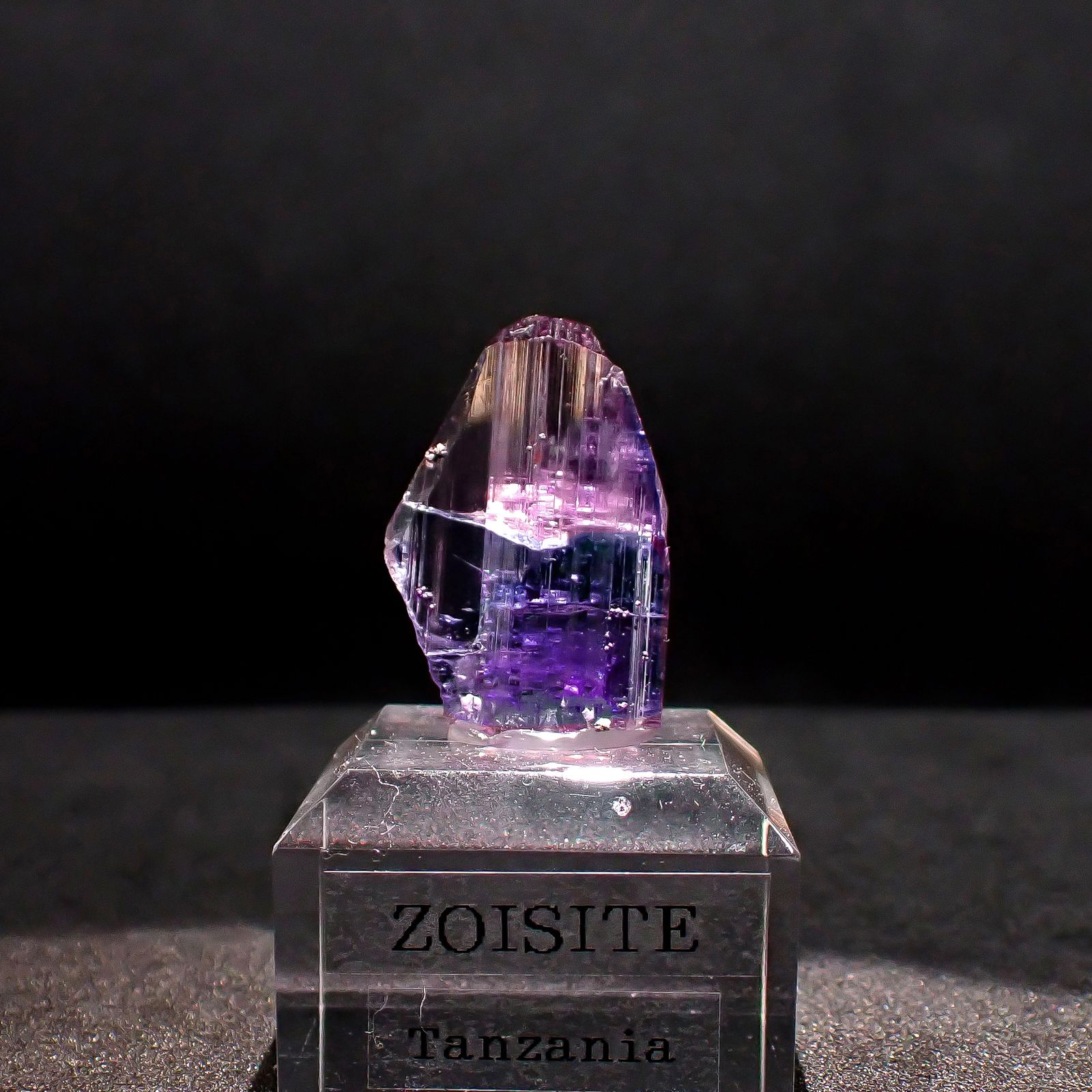 バイカラーゾイサイト原石 タンザニア産 アクリル台座付き 36.32ct(7.26g) / 11x17.9x26.5mm前後 [260632370]