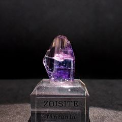 バイカラーゾイサイト原石 タンザニア産 アクリル台座付き 36.32ct(7.26g) / 11x17.9x26.5mm前後 [260632370]