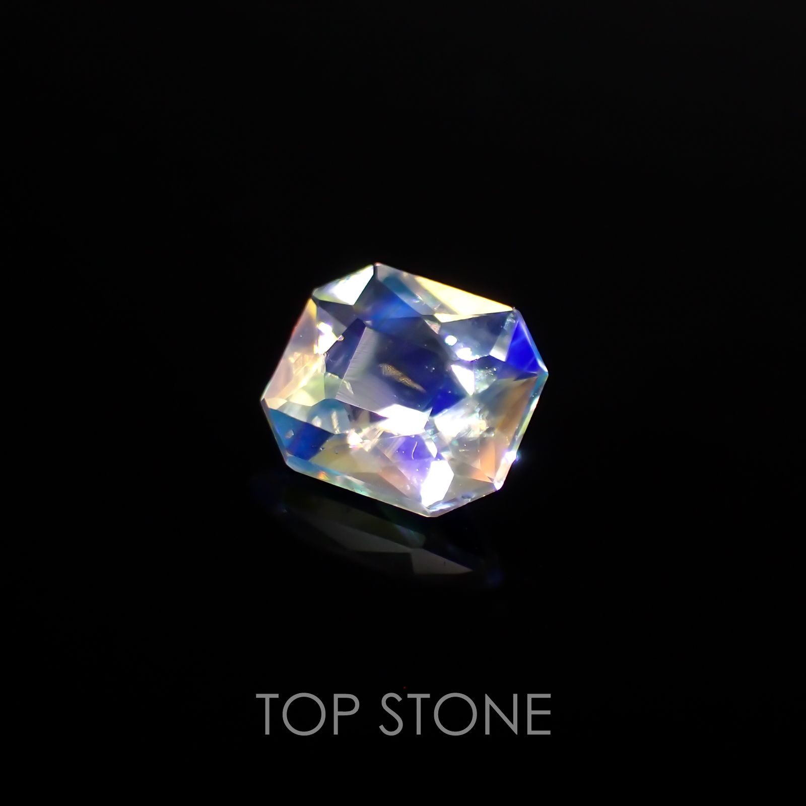 レインボームーンストーン(アンデシンラブラドライト) マダガスカル産 ルース 0.88ct[210310129]6.6×6mm前後