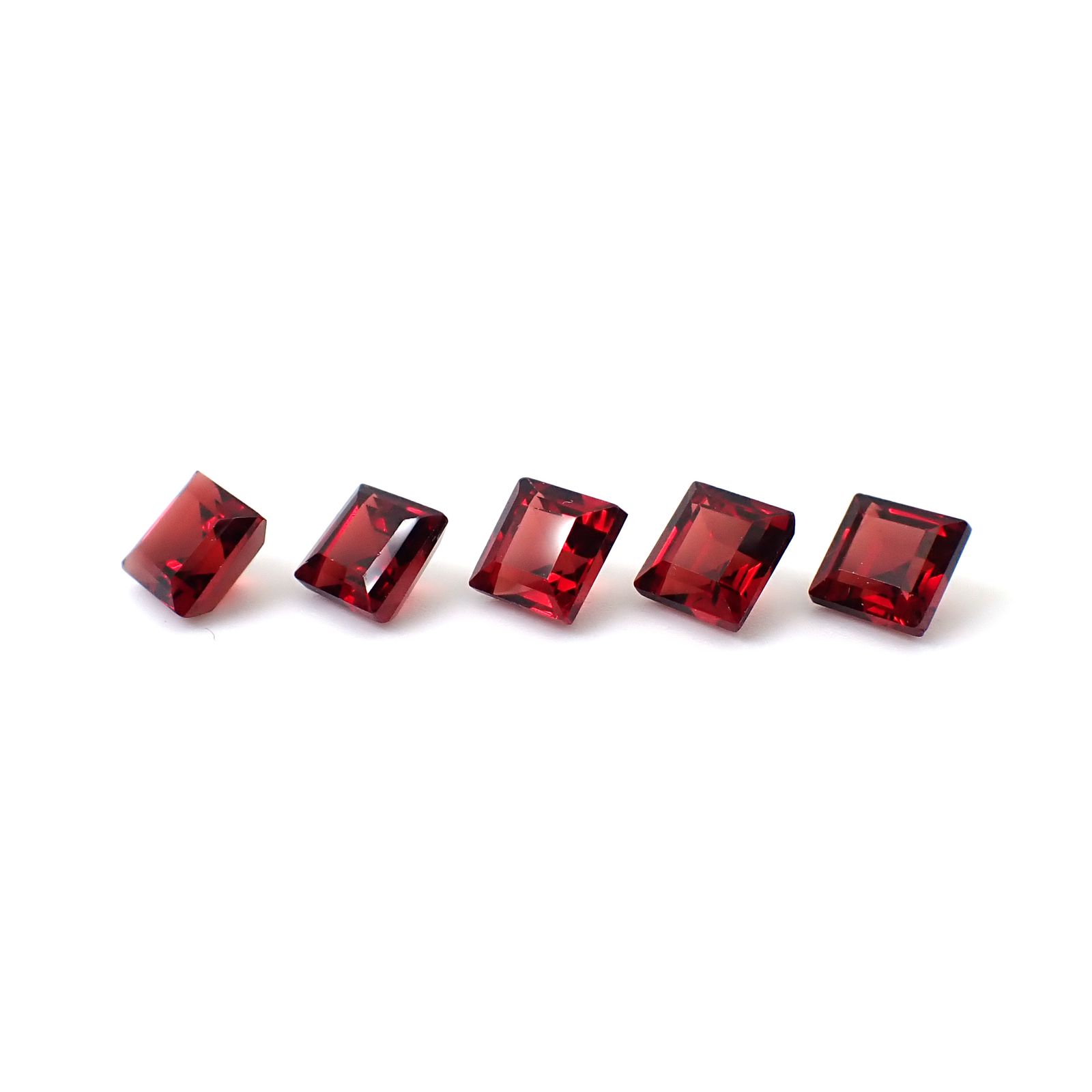 ◇ランダムセレクト◇パイラルスパイトガーネット モザンビーク産 約0.95ct / 5x5mm前後 [260532220]