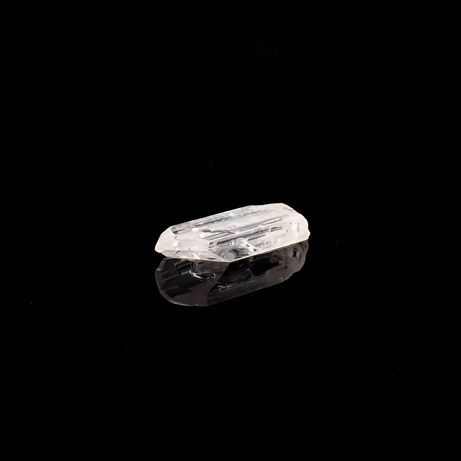 ダンビュライト原石 メキシコ産 12.27ct / 25.5x6.9mm前後 [260532164]