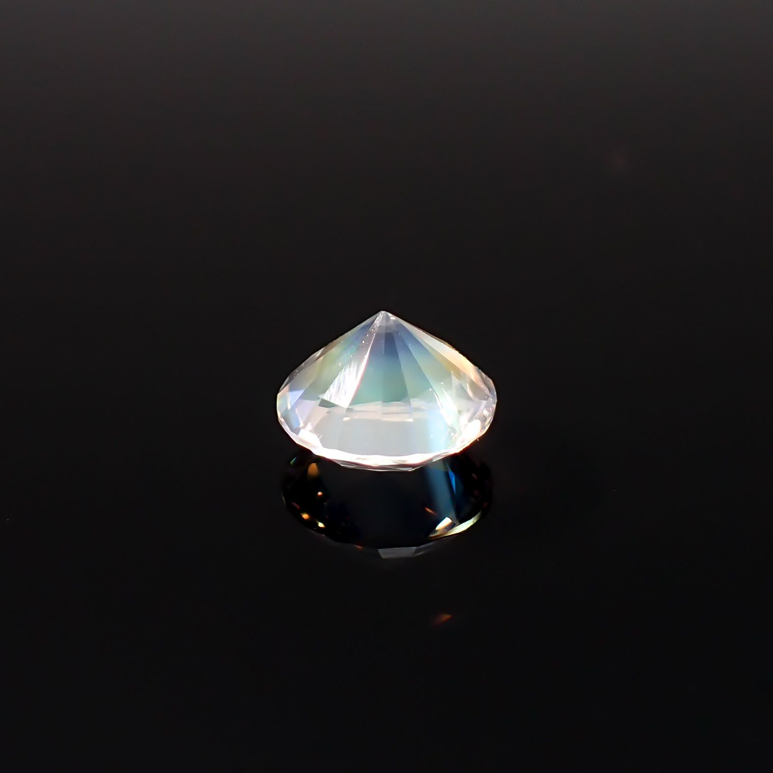 レインボームーンストーン マダガスカル産 1.22ct / 7.1x7.1mm前後 [260632382]