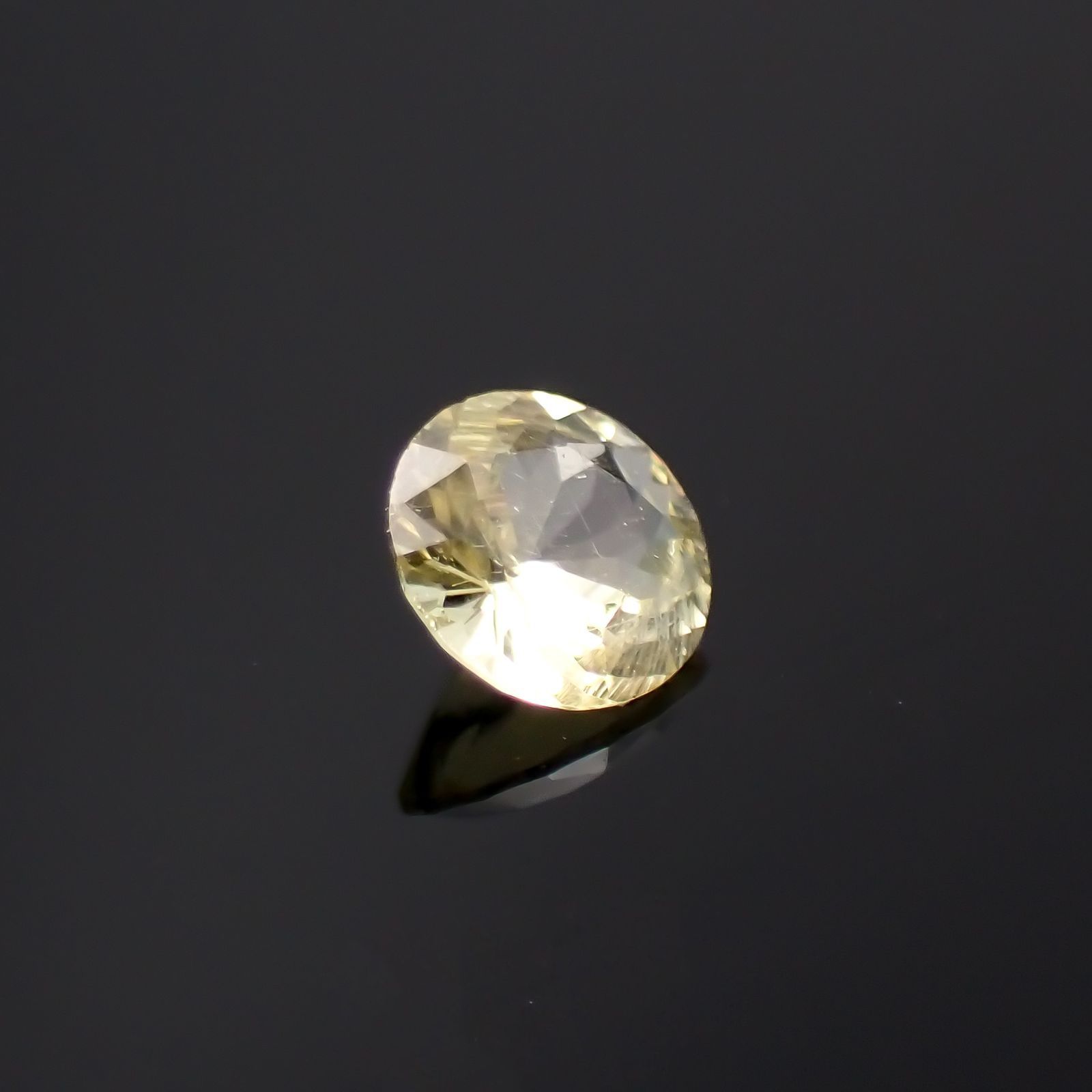 イエローダンビュライト(宝石名イエロー・ダンブライト)タンザニア産 識別済 0.092ct / 3x3mm前後 [260319630]