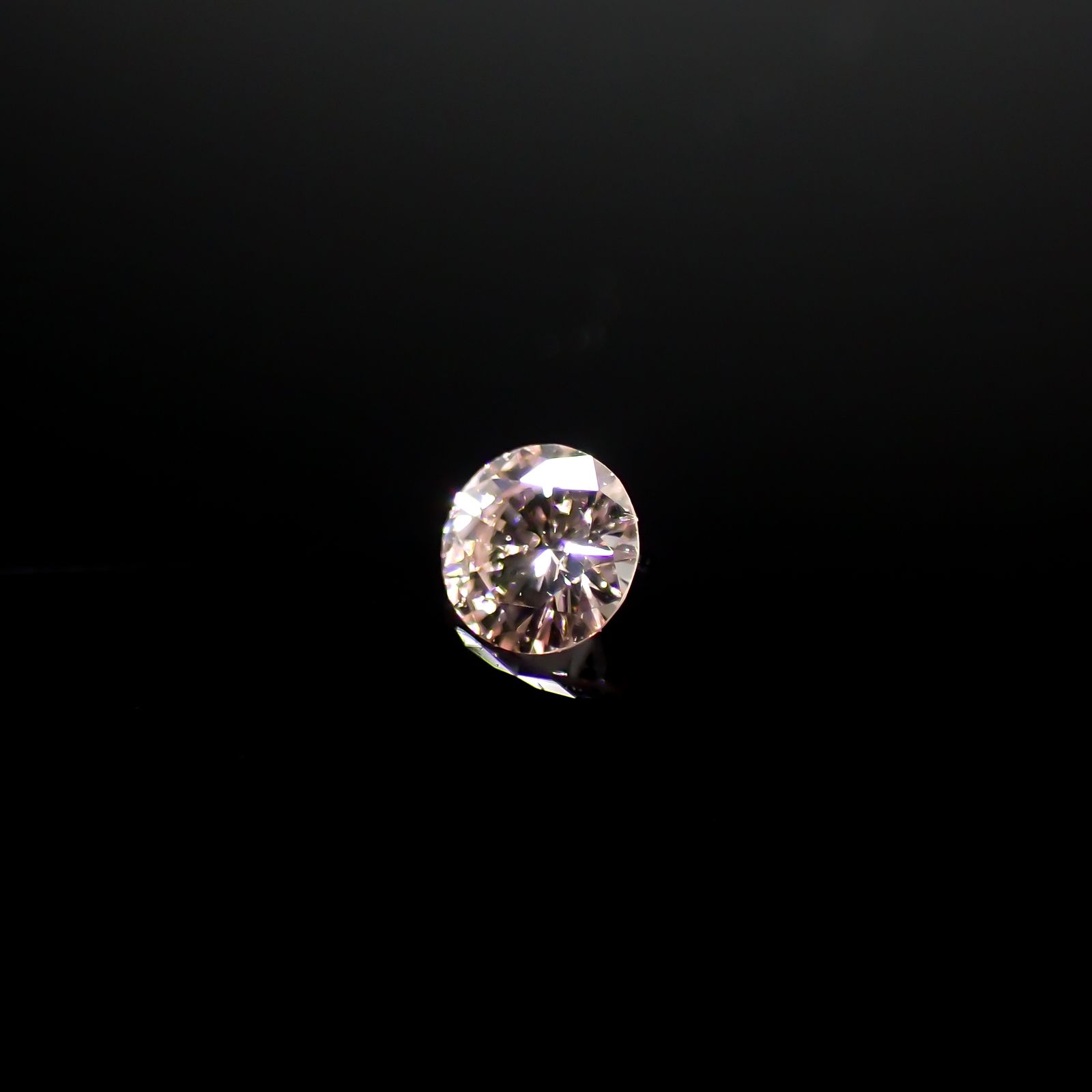 ピンクダイヤモンド(宝石名ダイアモンド SI-2/FANCY LIGHT ORANGY PINK) 0.046ct ソ付(CGL)[240326638]2.38x2.41mm前後