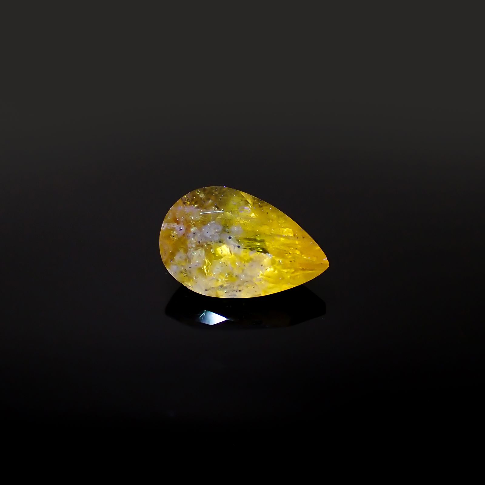 コンドロダイト(宝石名コンドロダイト)タンザニア産 2.001ct ソ付(彩珠)[231023770]10.4x6.7mm前後