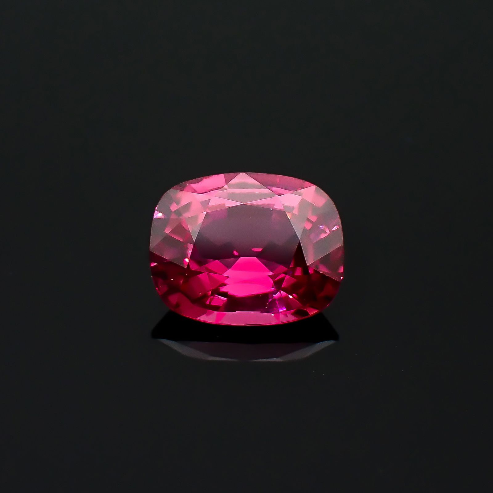 ホットピンクスピネル タンザニア・マヘンゲ産 3.07ct / 10x8mm前後 [260732610]