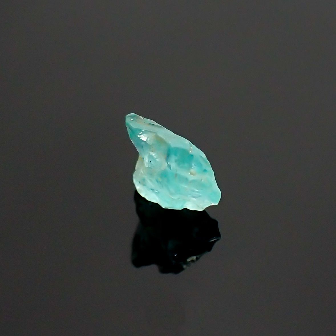 パライバトルマリン(宝石名トルマリン/別名パライバ・トルマリン) ブラジル・バターリャ鉱山産 原石 0.27ct 識別済[210911480]4.2×4.5mm前後