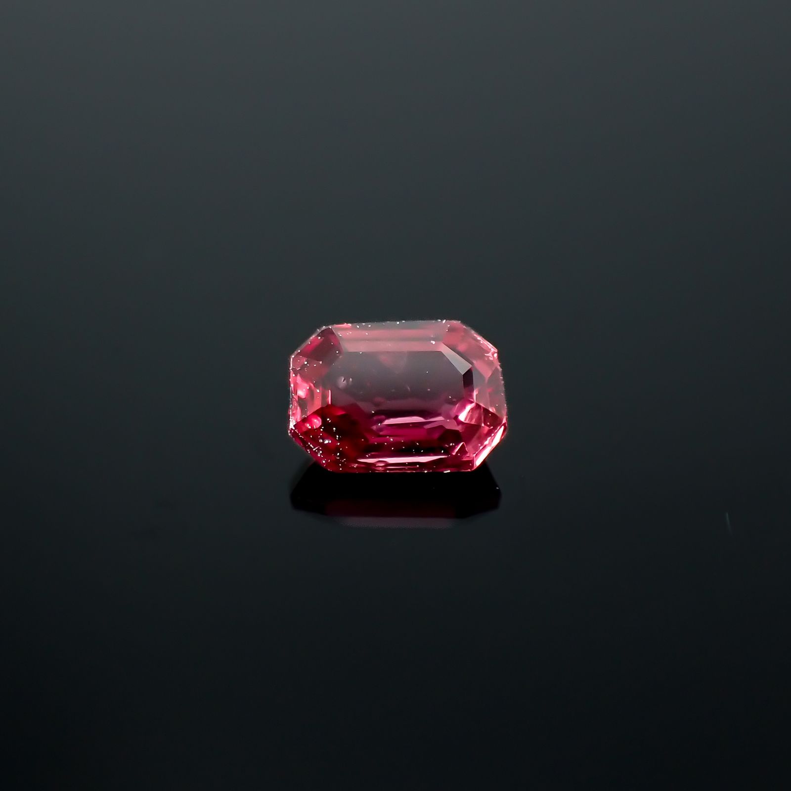 バーガンディーサファイア(宝石名サファイア)タンザニア産 0.24ct 識別済[240226292]3.9x2.7mm前後