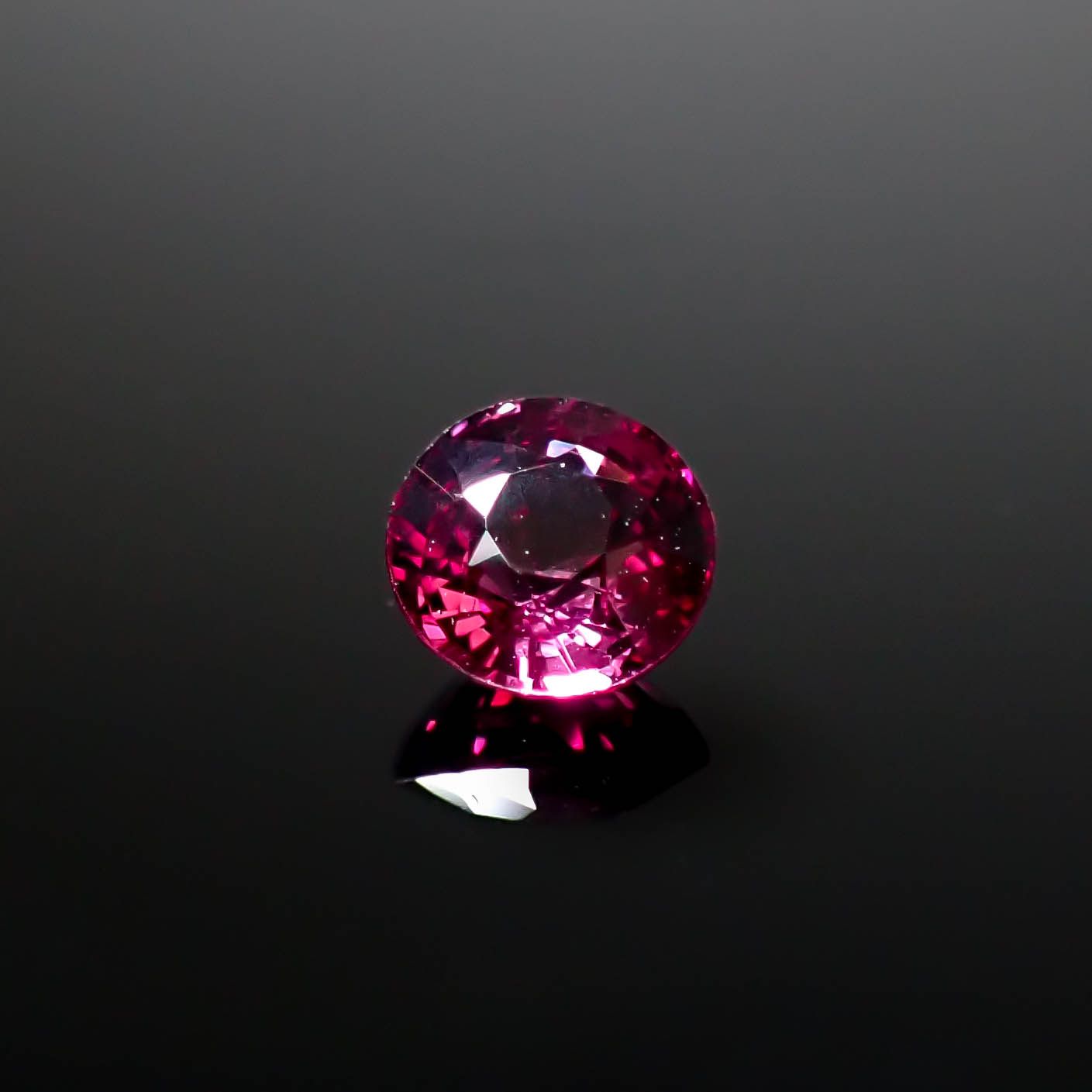 ロードライトガーネット(宝石名ロードライト・ガーネット)ブラジル産 0.72ct 識別済[250129715]5.2x5.2mm前後