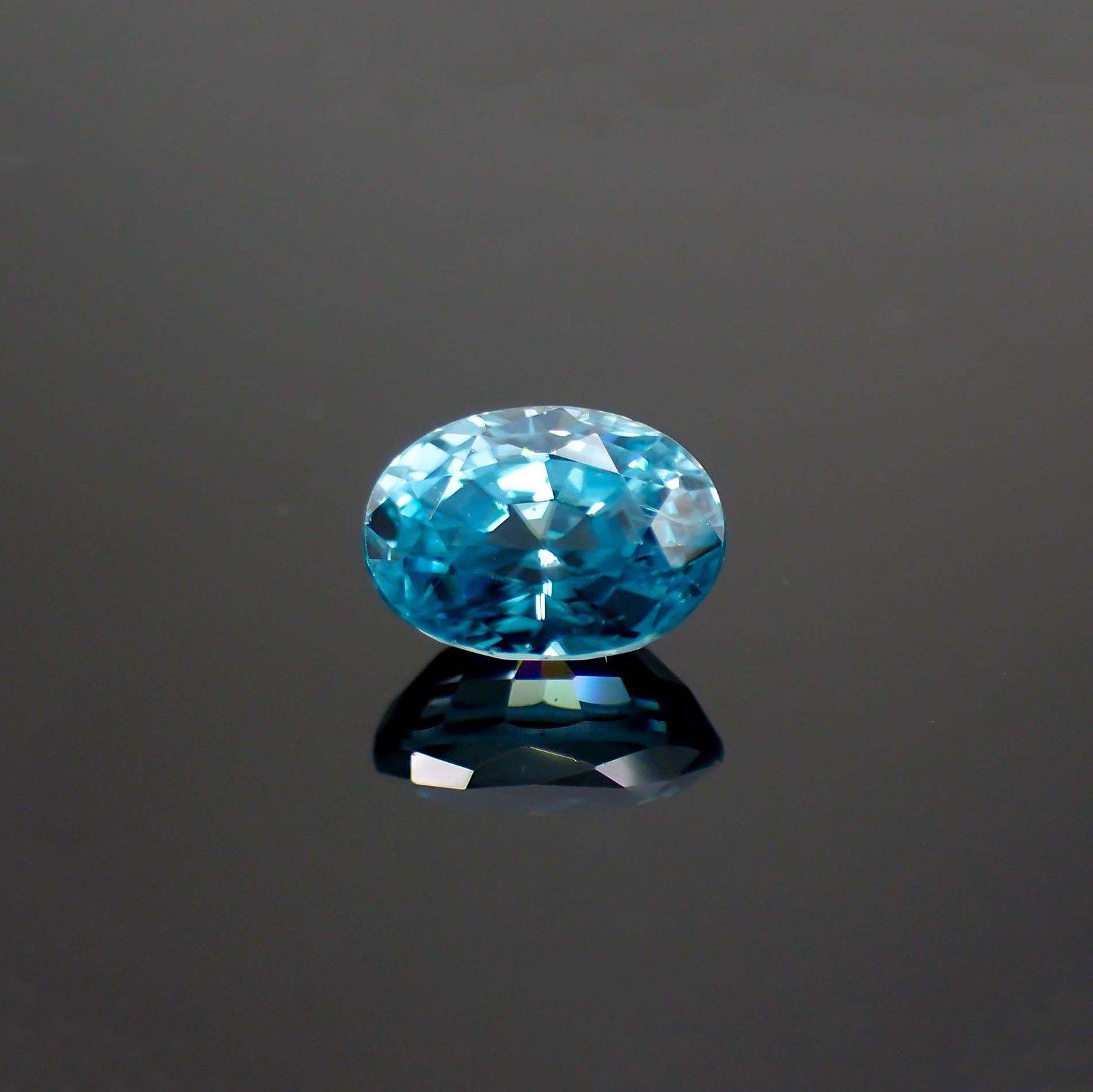 ブルージルコン(宝石名ジルコン) カンボジア産 1.51ct 識別済[251013455]7×5.1mm前後