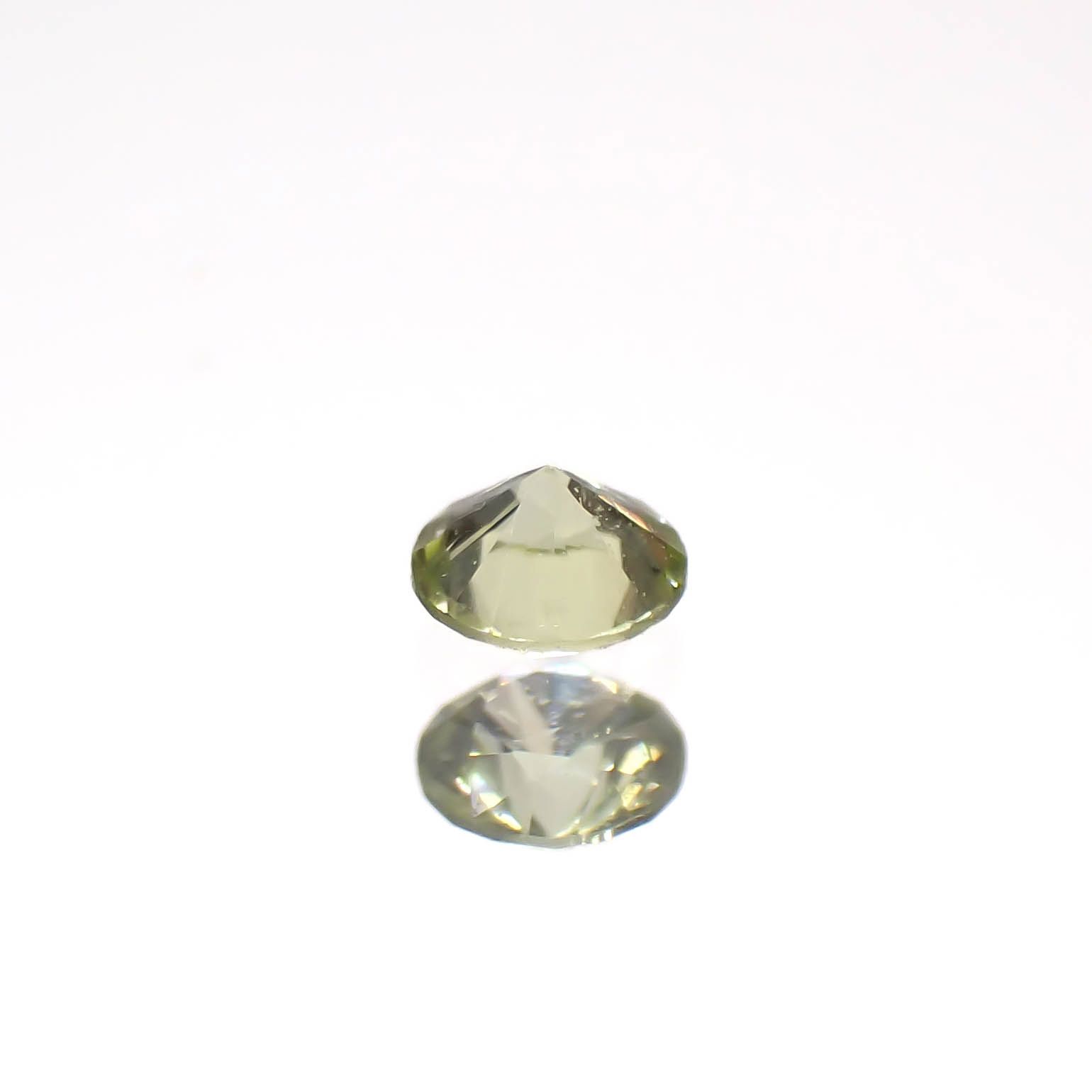 パラサイティックペリドット(宝石名ペリドット)採取地：ロシア 0.041ct 識別済[240627929]2.2x2.2mm前後