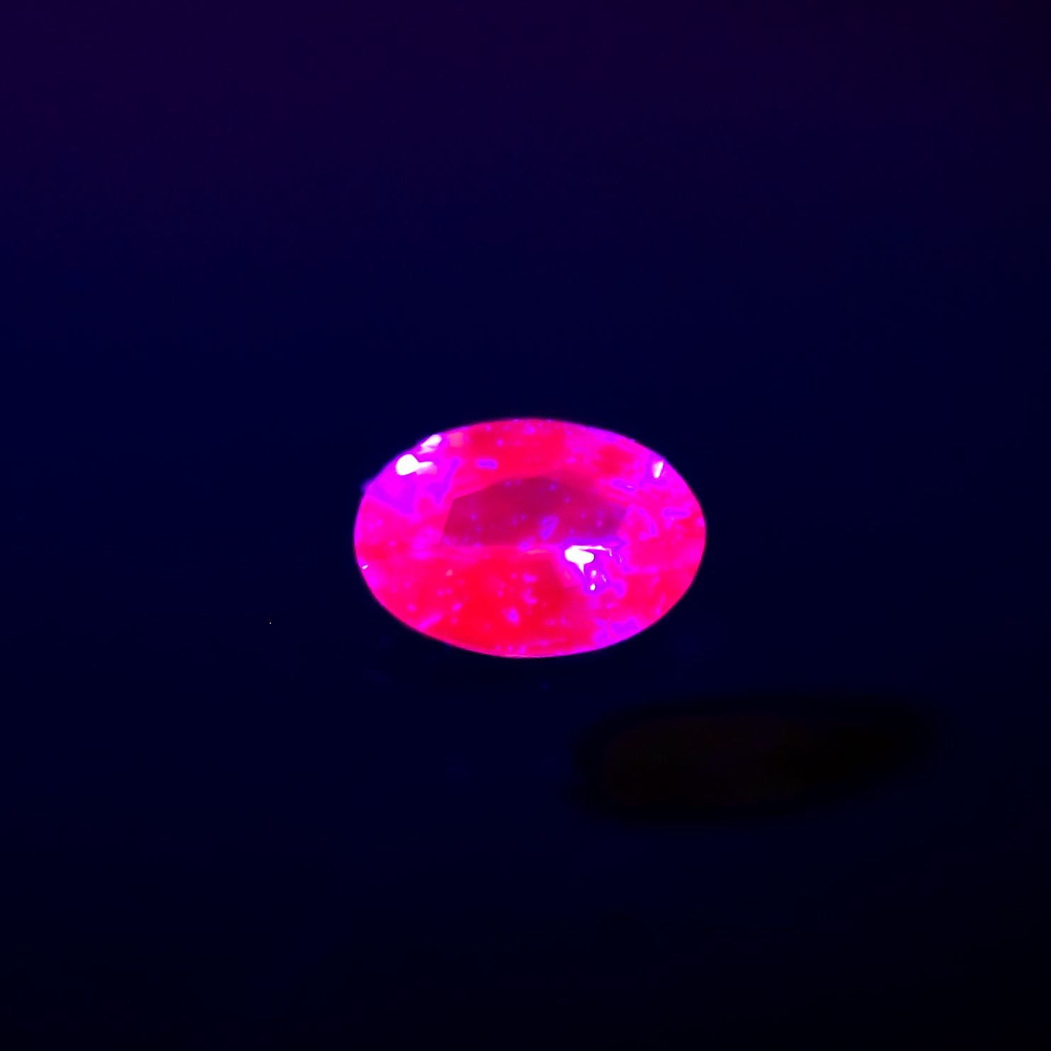 ネオンピンクサファイア スリランカ産 0.15ct[230421527]4x2.7mm前後