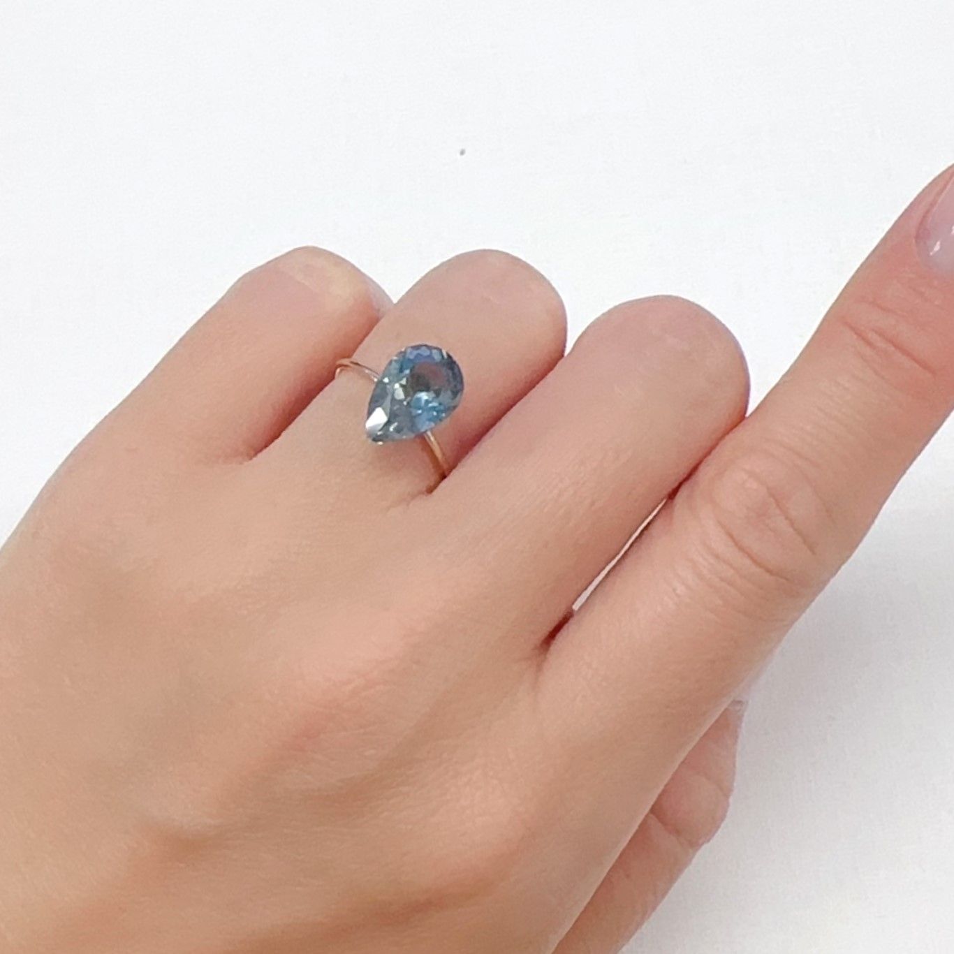 アパタイト フルオレッセンス ジンバブエ産 3.12ct[240527580]11.9x8mm前後