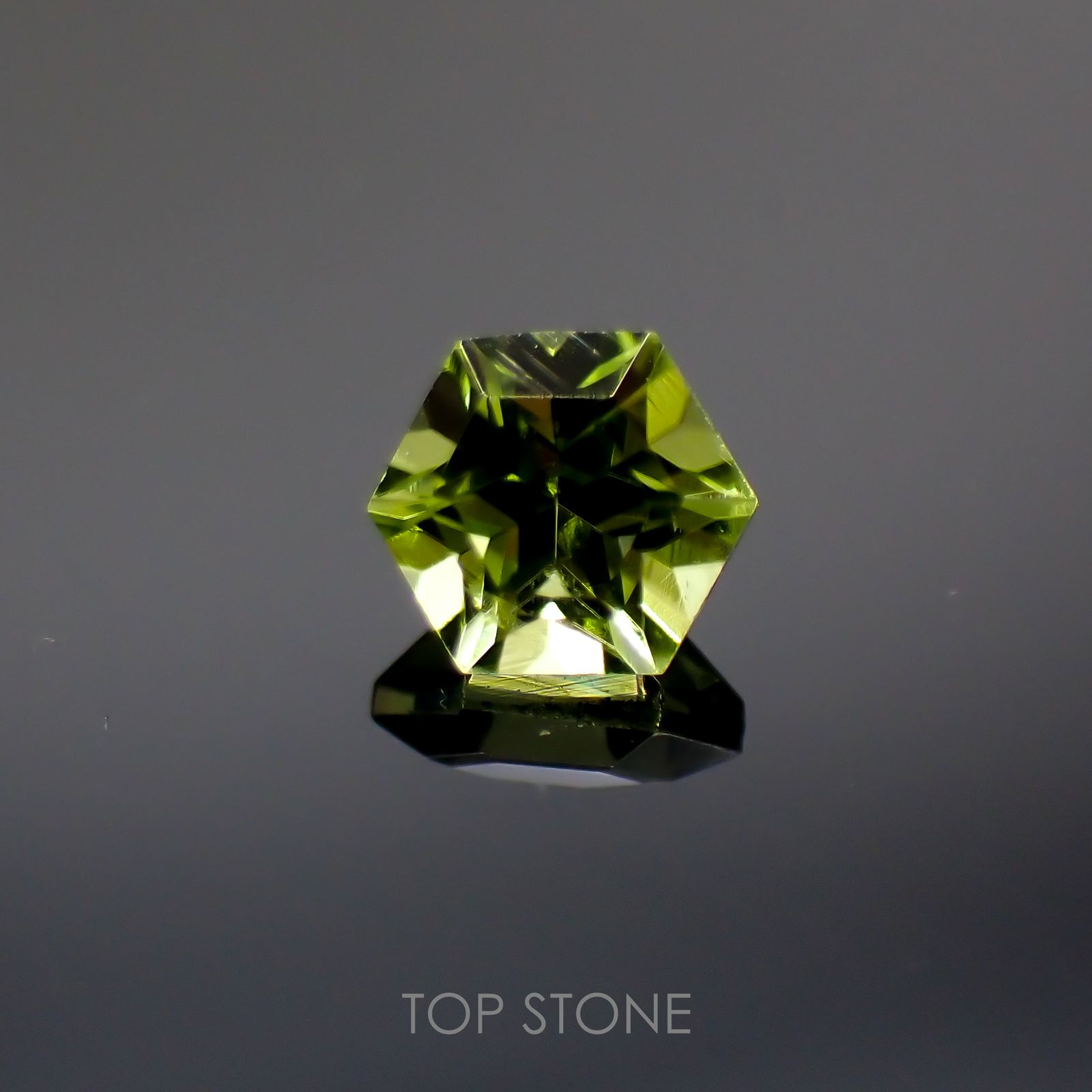 ◇ヘキサゴンカット◇ペリドット(宝石名ペリドット) パキスタン産 0.37ct 識別済[211013092]4×4mm前後