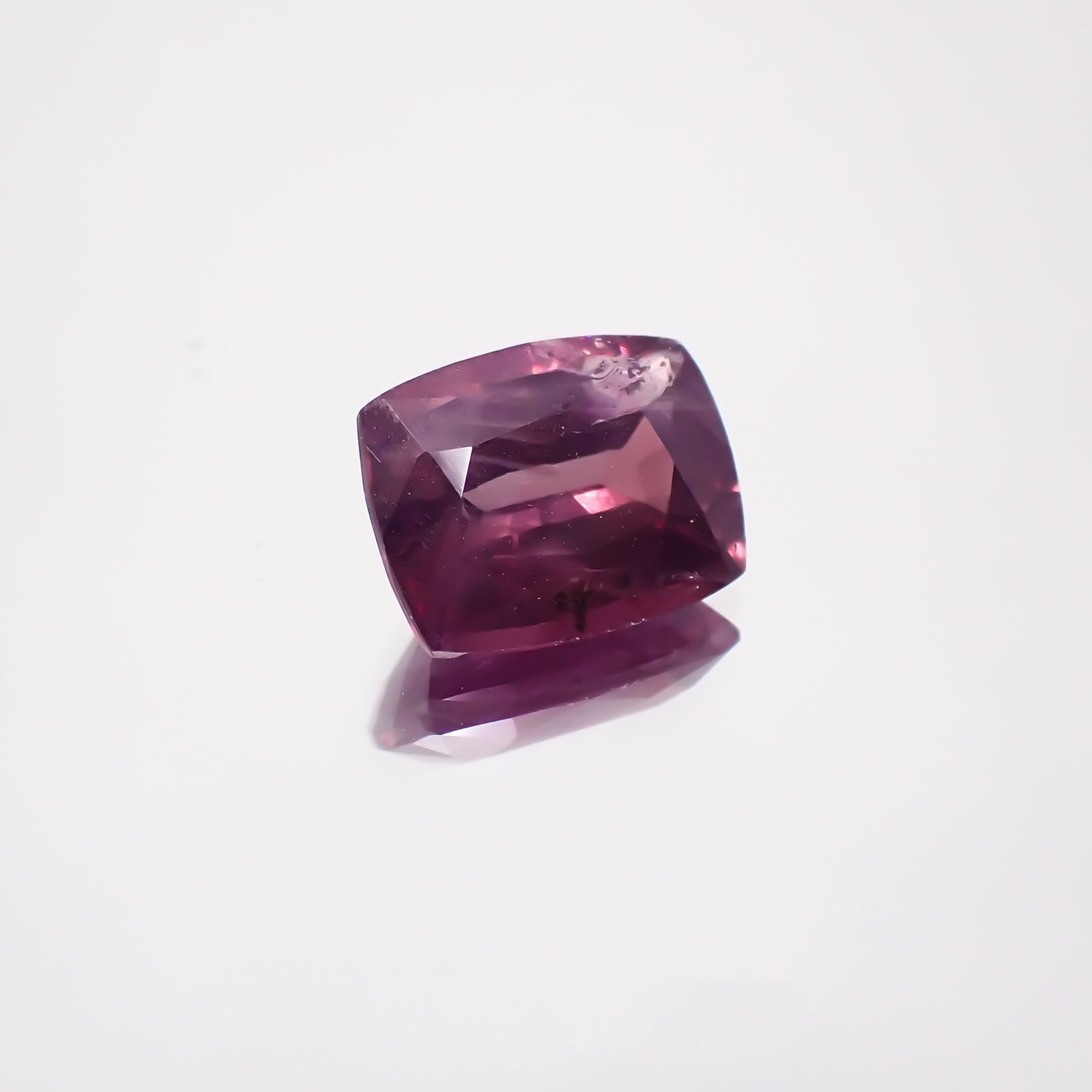 パープルサファイア(宝石名パープル・サファイア) カシミール地方産 2.827ct ソ付(彩珠)[210310231]9.2×7.1mm前後