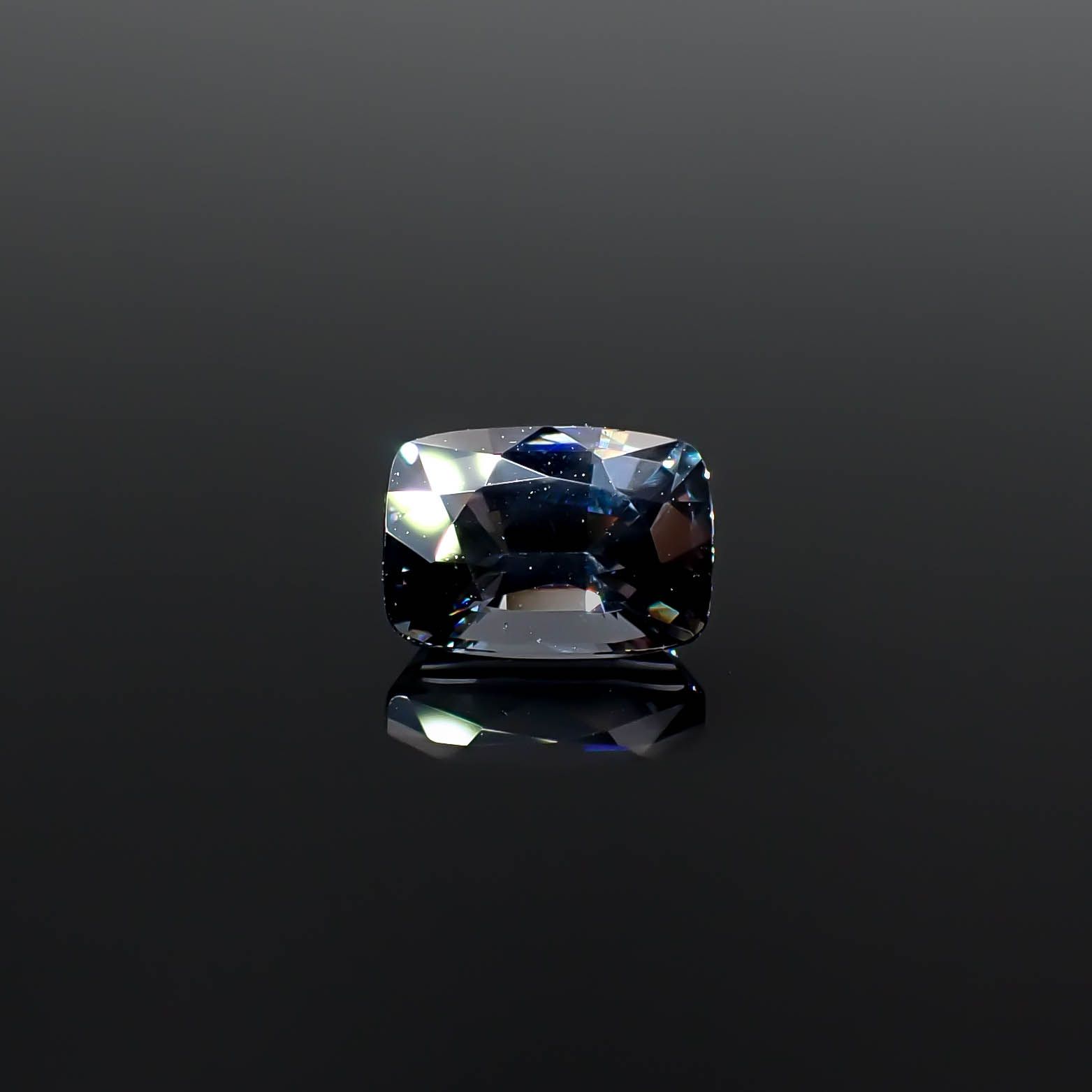 プラチナスピネル(宝石名スピネル)ビルマ産 0.98ct 識別済[250730753]6.6x4.7mm前後